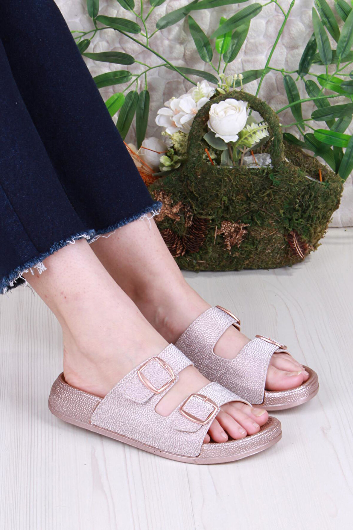 Fort 01108 Pienn Anatomik Esnek Rahat Simli Baskılı İki Tokalı Kadın Terlik