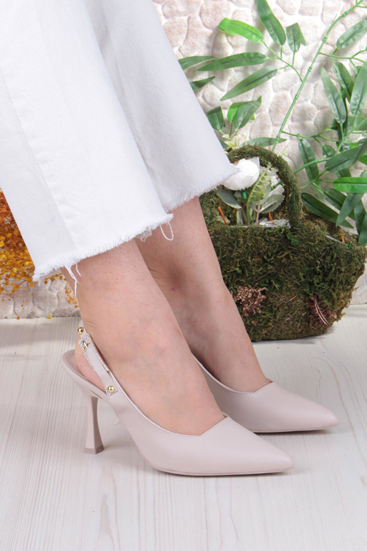 Fort 086-5047 Fls Önü Kapalı Taşlı Toka Detaylı Arkası Açık Topuklu Ayakkabı