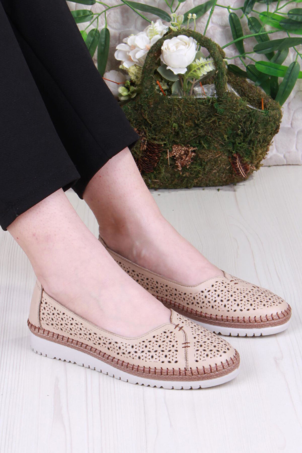 Mehmet Mete 1007 Rahat Lazer Delikli Hakiki Deri Kadın Ayakkabı