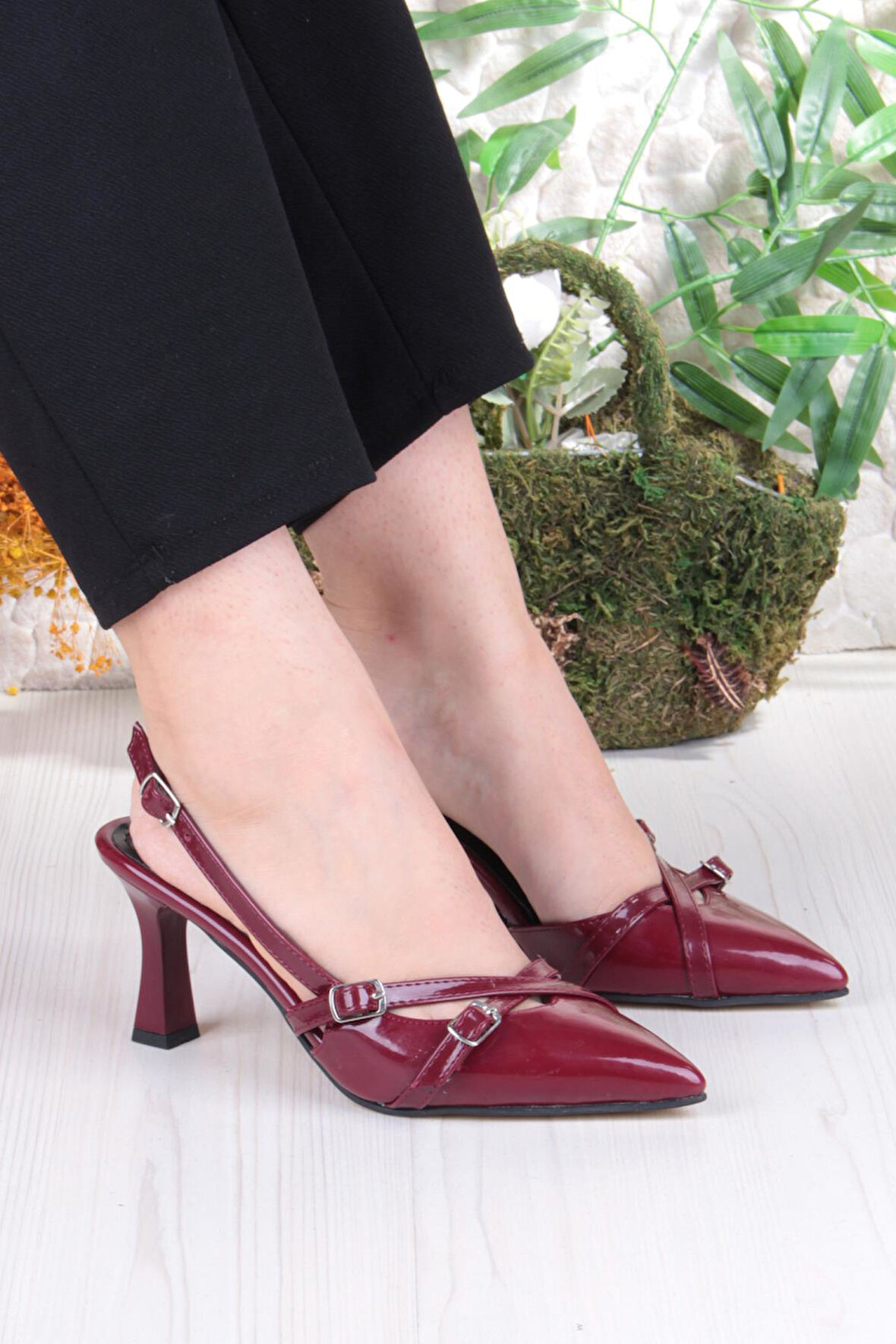 Fort 3669 Uraz Rugan Toka Detaylı Arkası Açık Önü Kapalı Topuklu Kadın Ayakkabı