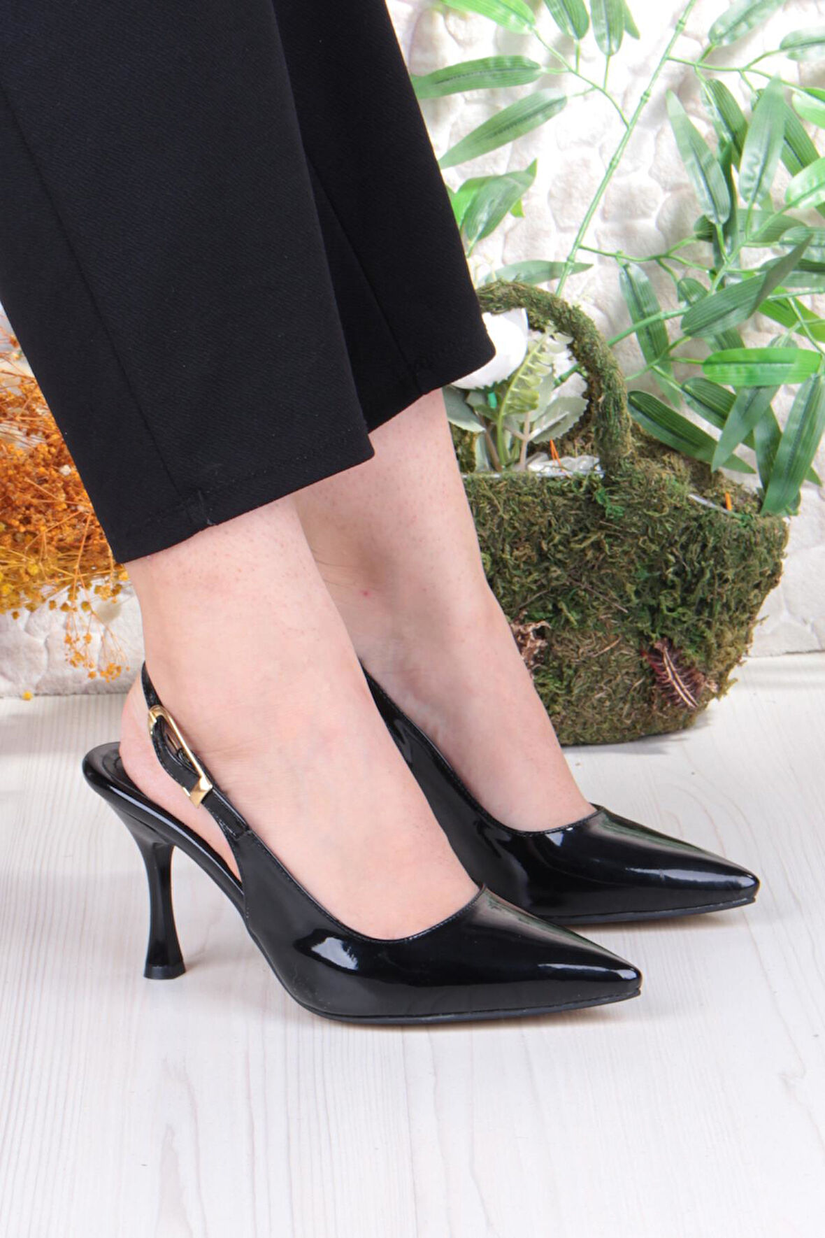 Fort 3670 Uraz Rugan Toka Detaylı Arkası Açık Önü Kapalı Topuklu Kadın Ayakkabı