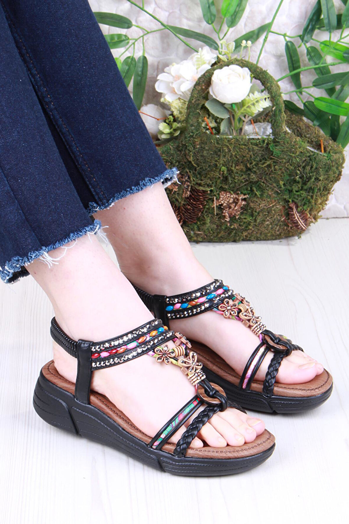 Guja Rüya Anatomik Rahat Taban Taşlı Boncuklu Lastikli Kadın Sandalet