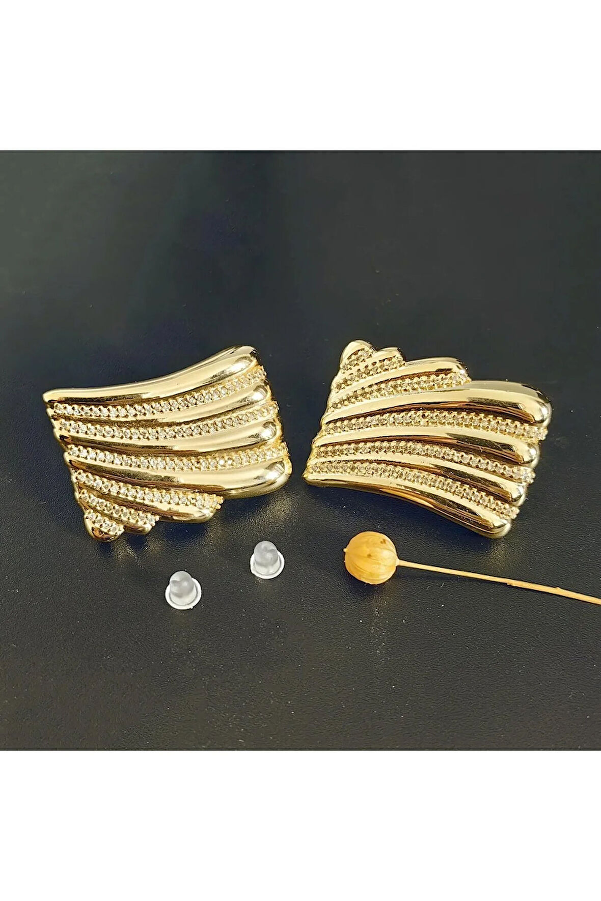 Zirkon Taşlı 7 Li damla Modelli Gold renkli Küpe