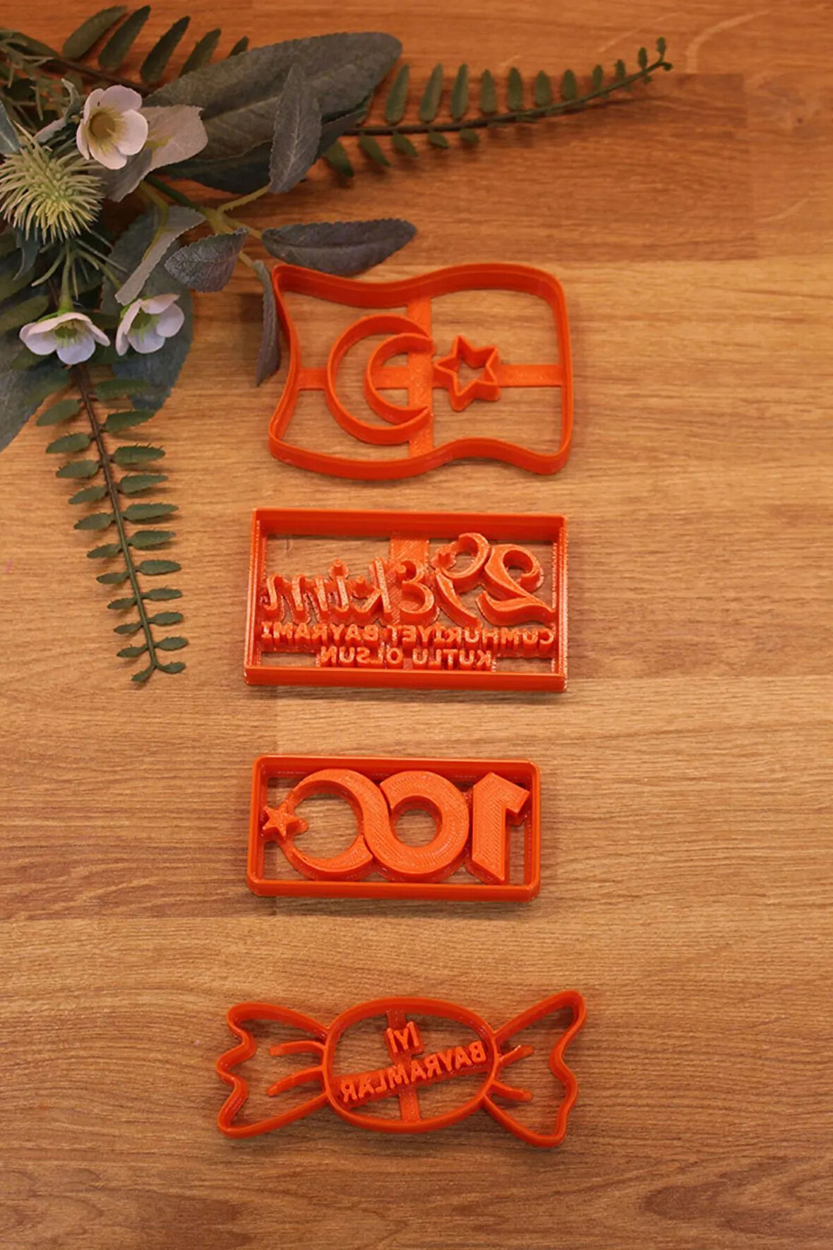 Cumhuriyet Bayramı 100. Yıl Özel Kutlu Olsun 4'lü Set Kurabiye Kalıbı ve Hamur Şekillendirici