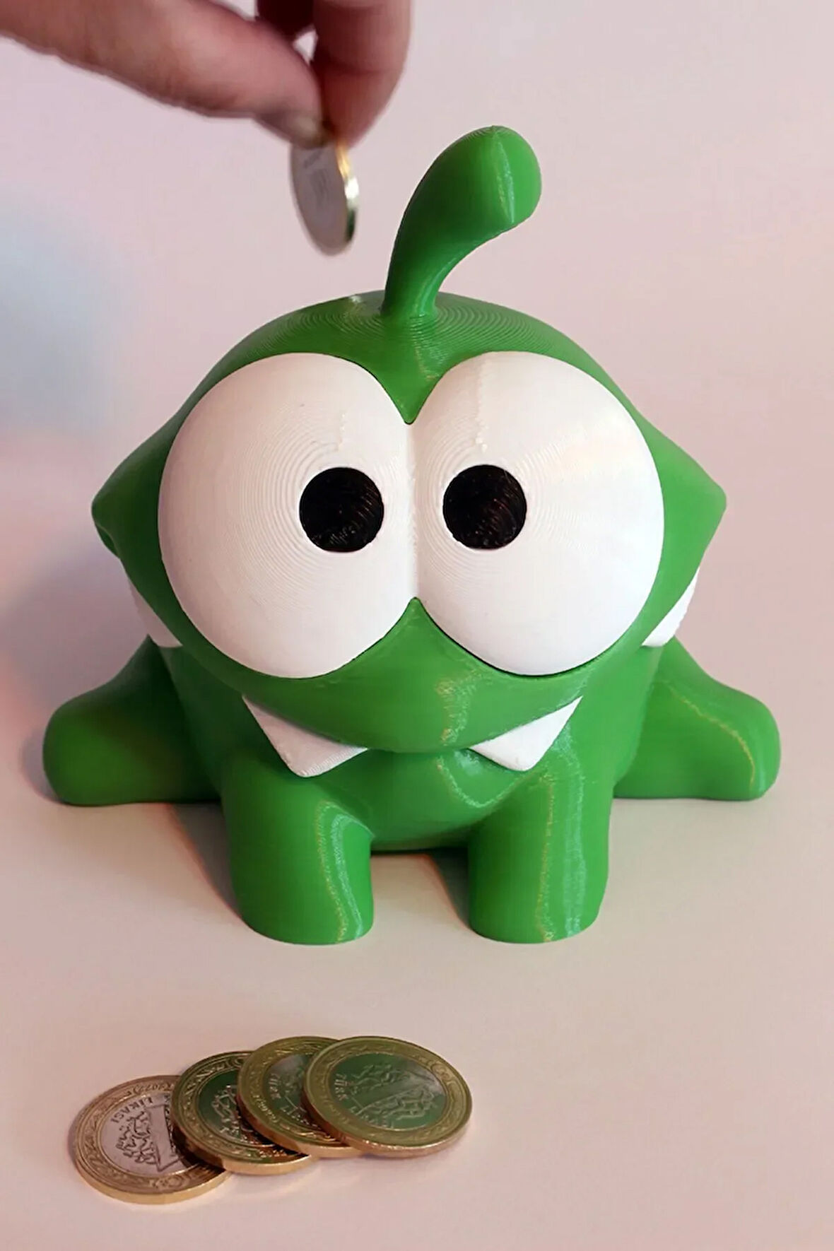 Şeker Seven Om Nom Kurbağa Kumbara Dekoratif Biblo