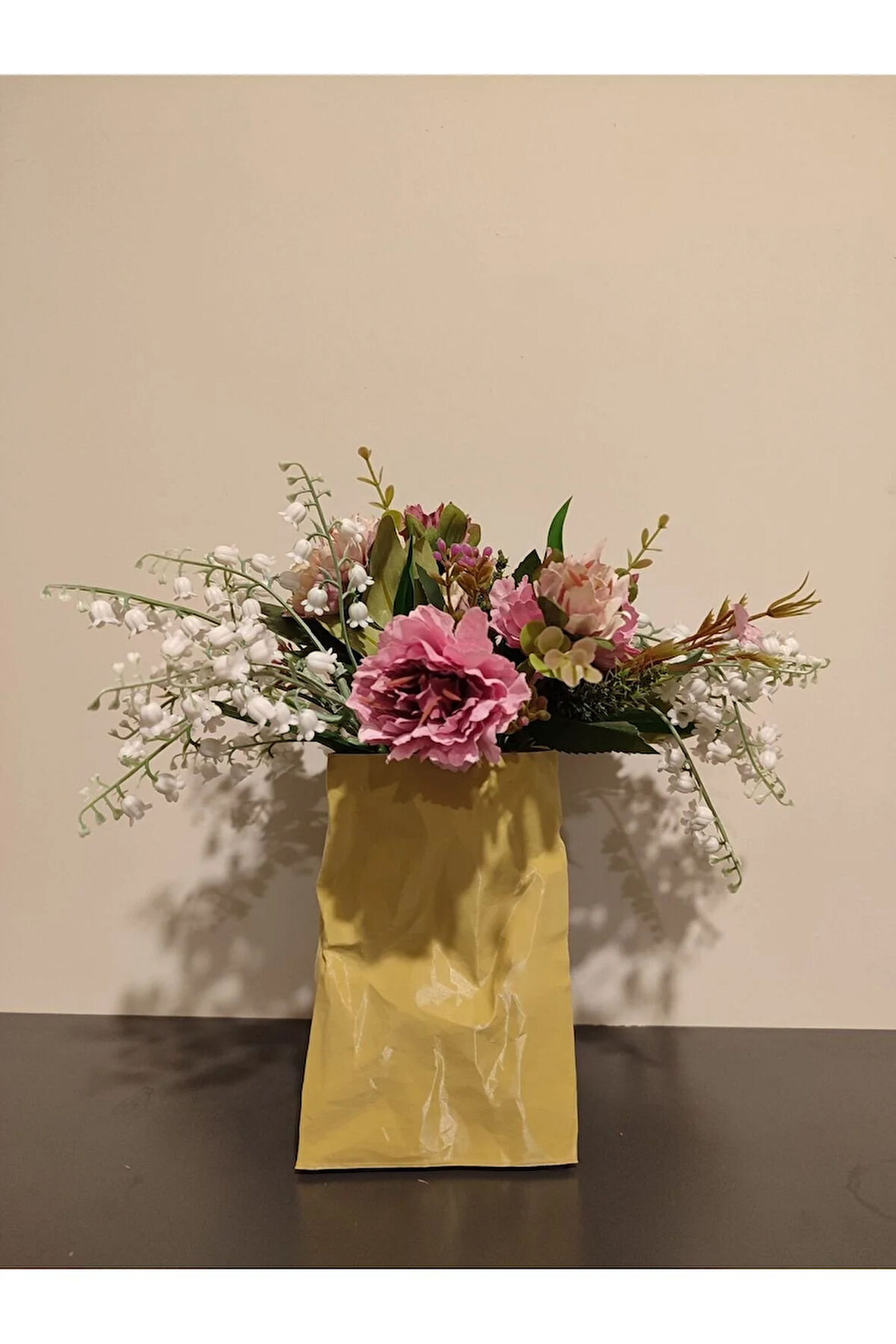 Buruşmuş Kese Kağıdı Çanta Şeklinde Dekoratif Vazo Biyoplastik