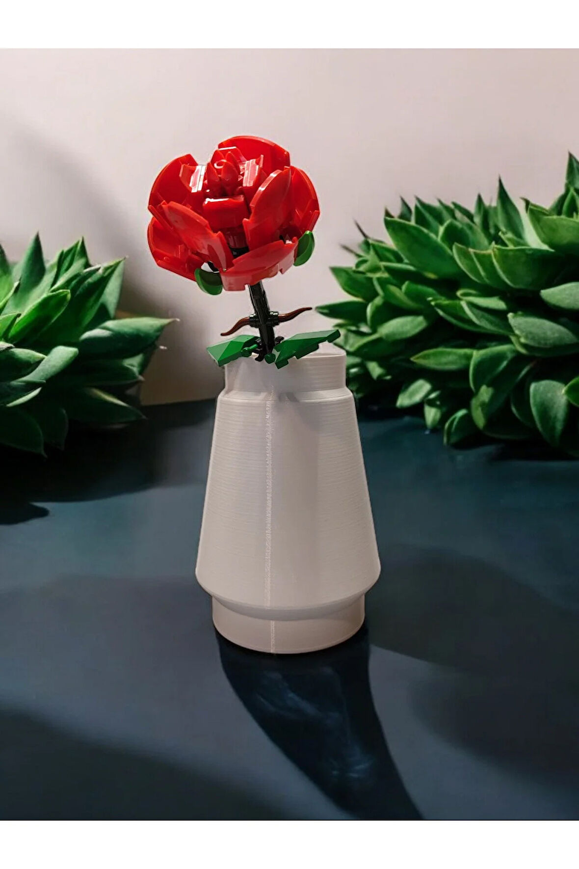 Dev Lego Blok Görünümlü Beyaz Vazo Biyoplastik Ve Blok Kırmızı Gül Yapım Seti
