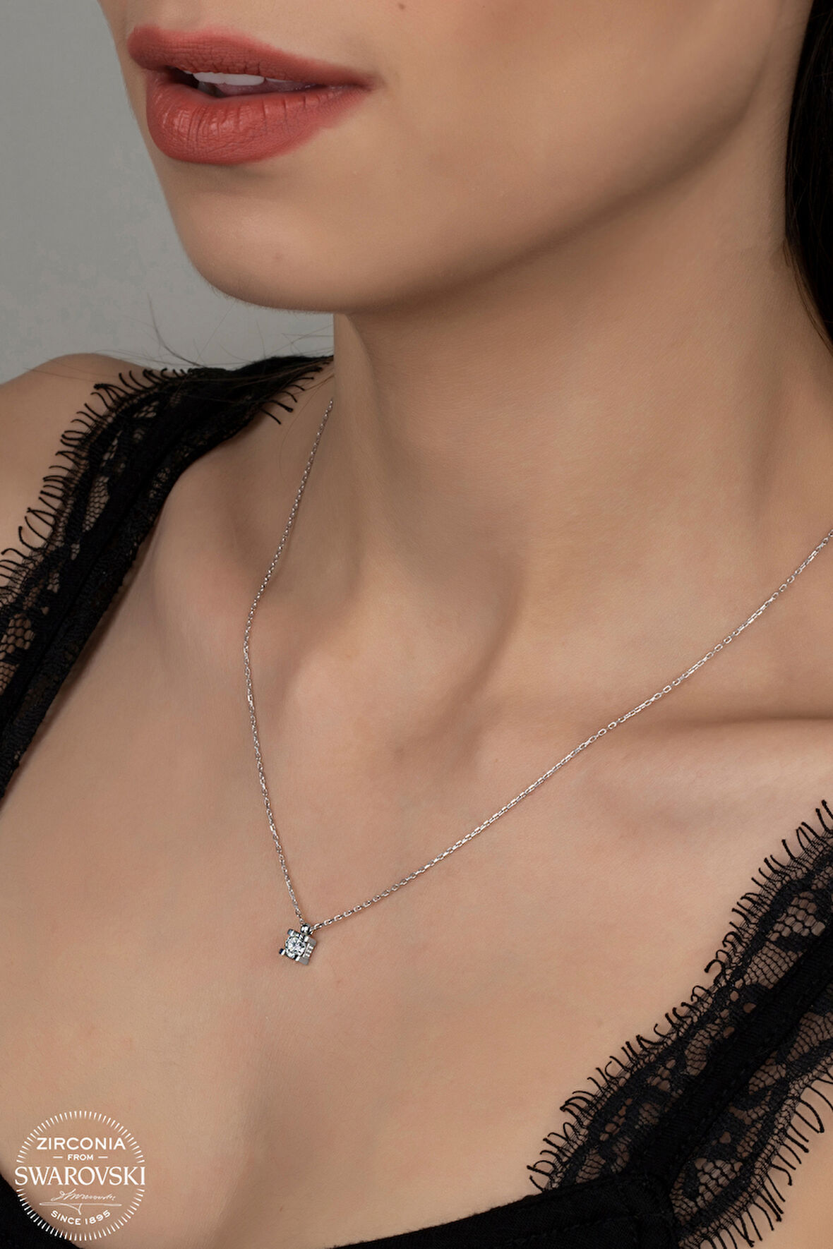 SWAROVSKİ CRYSTAL TEK TAŞ  925 AYAR GÜMÜŞ KOLYE