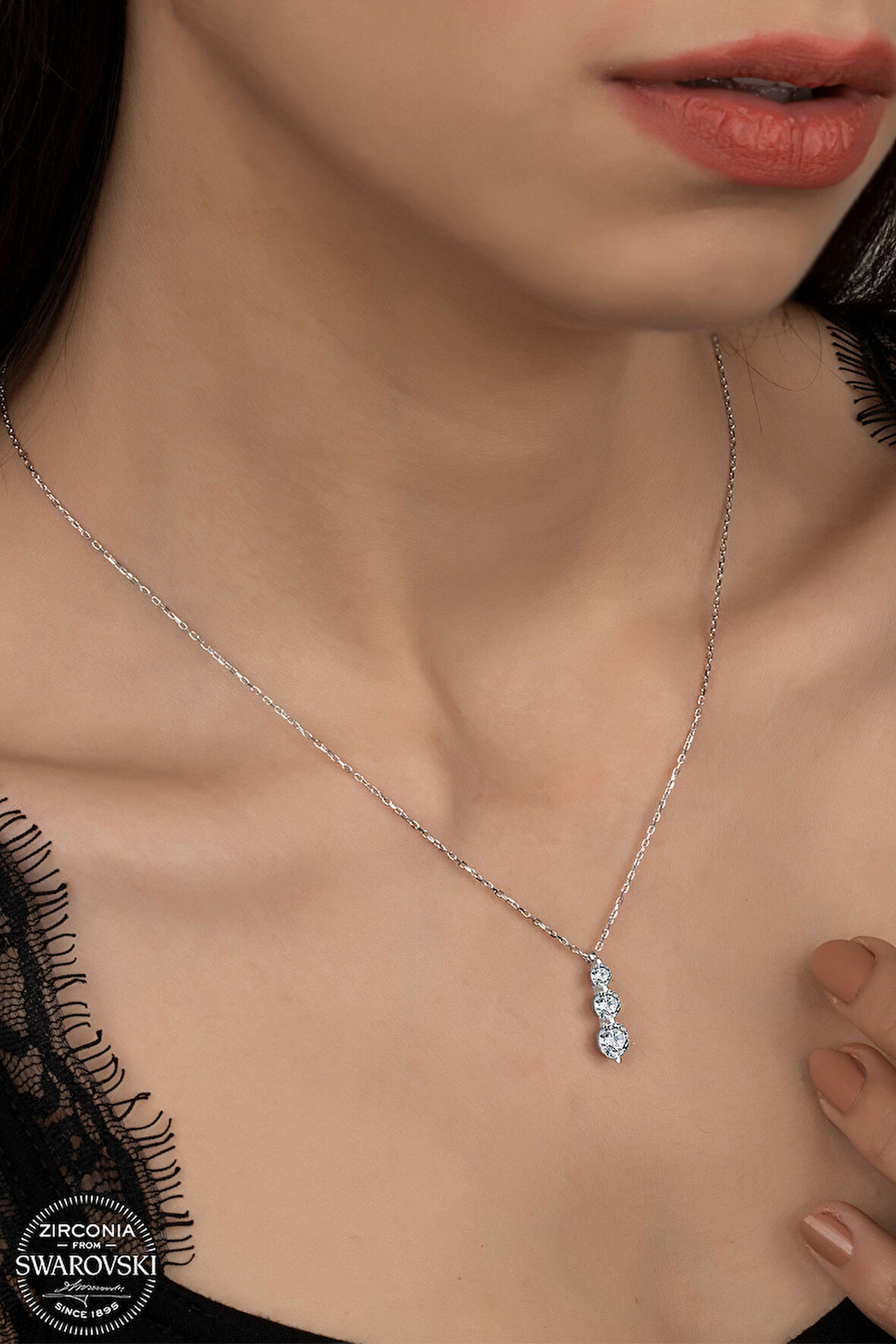 SWAROVSKİ CRYSTAL ÜÇ SIRA TEK TAŞ 925 AYAR GÜMÜŞ KOLYE