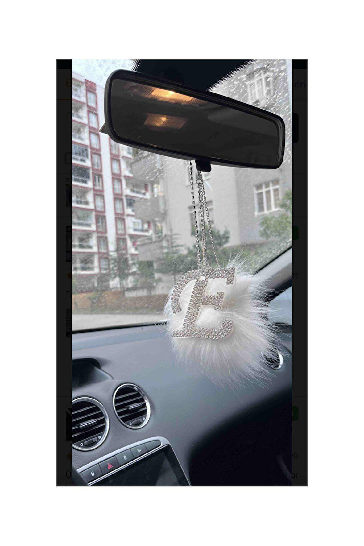 Kristal taşlı beyaz tüylü dikiz ayna kolye süsü E HARFİ