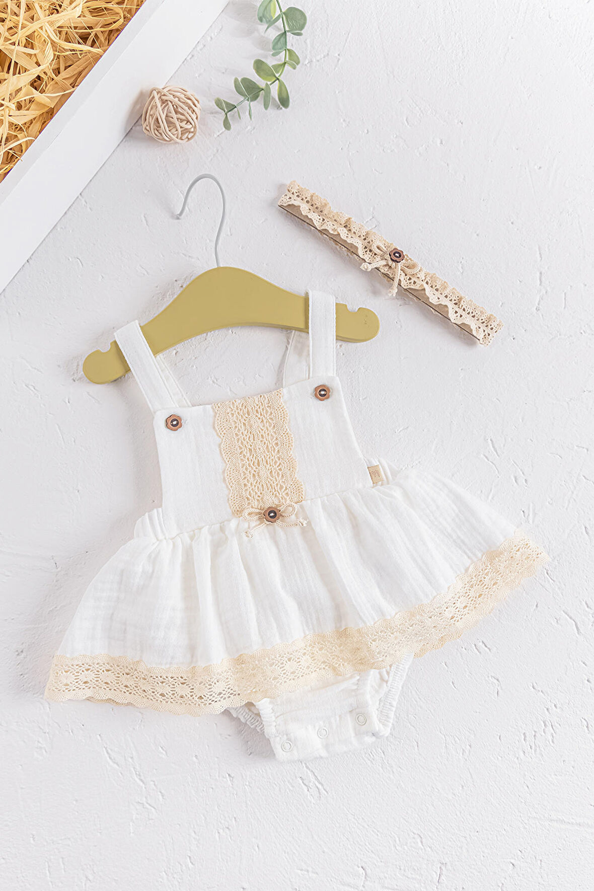 Güpürlü Bandanalı Müslin Askılı Yazlık Kız Bebek Tulum