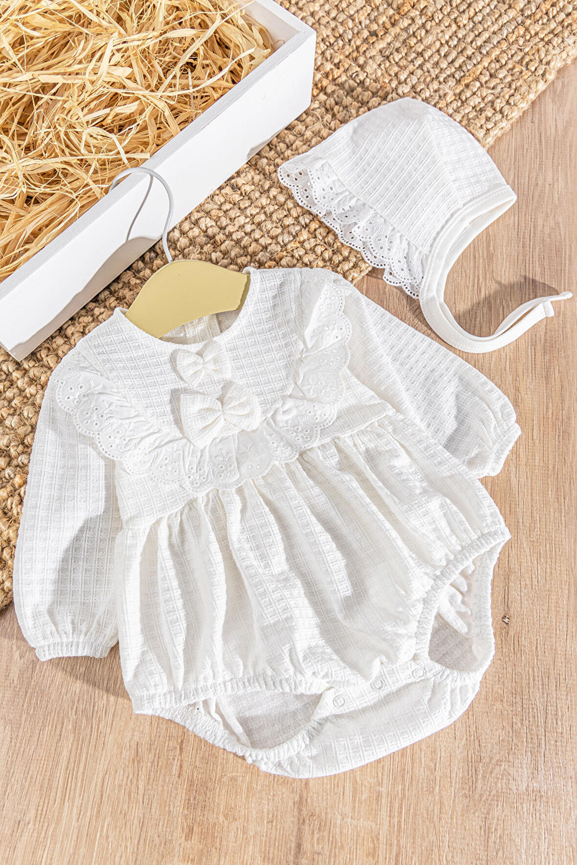 Güpürlü Şapkalı Kendinden Desenli Kız Bebek Tulum