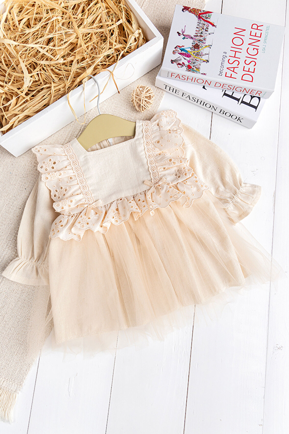 Fistolu Kare Yaka %100 Pamuk Krem Kız Bebek Elbise Özel Gün Doğum Günü