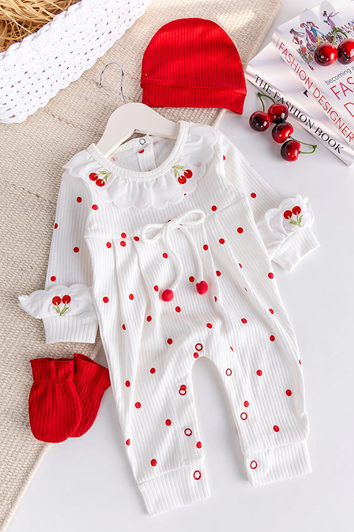 Kiraz İşlemeli Pamuklu Kız Bebek Tulum