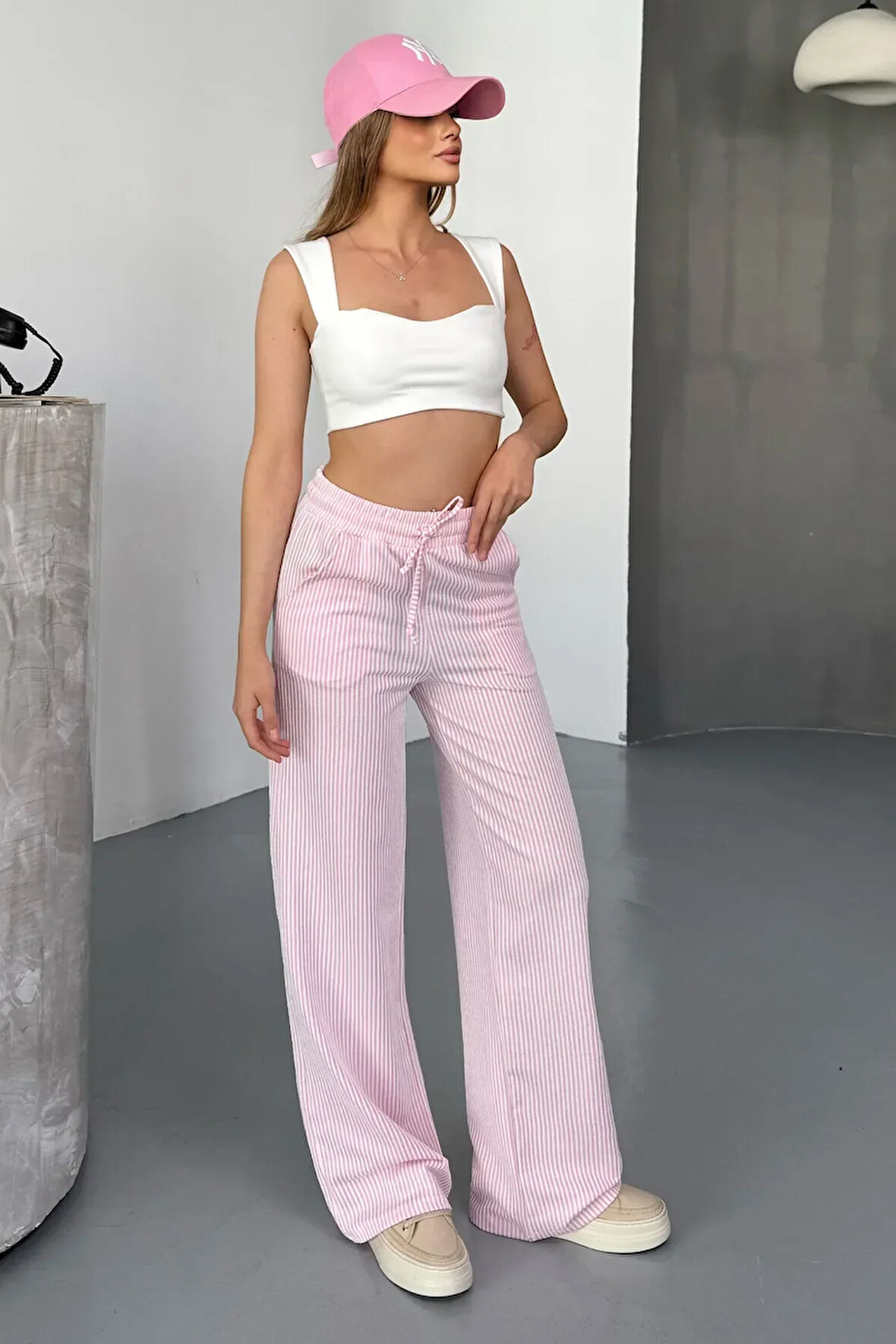 Stria Kadın Çizgili Lastikli Bol Paça Pembe Pantolon – Yazlık Rahat Stil ve Günlük Şıklık
