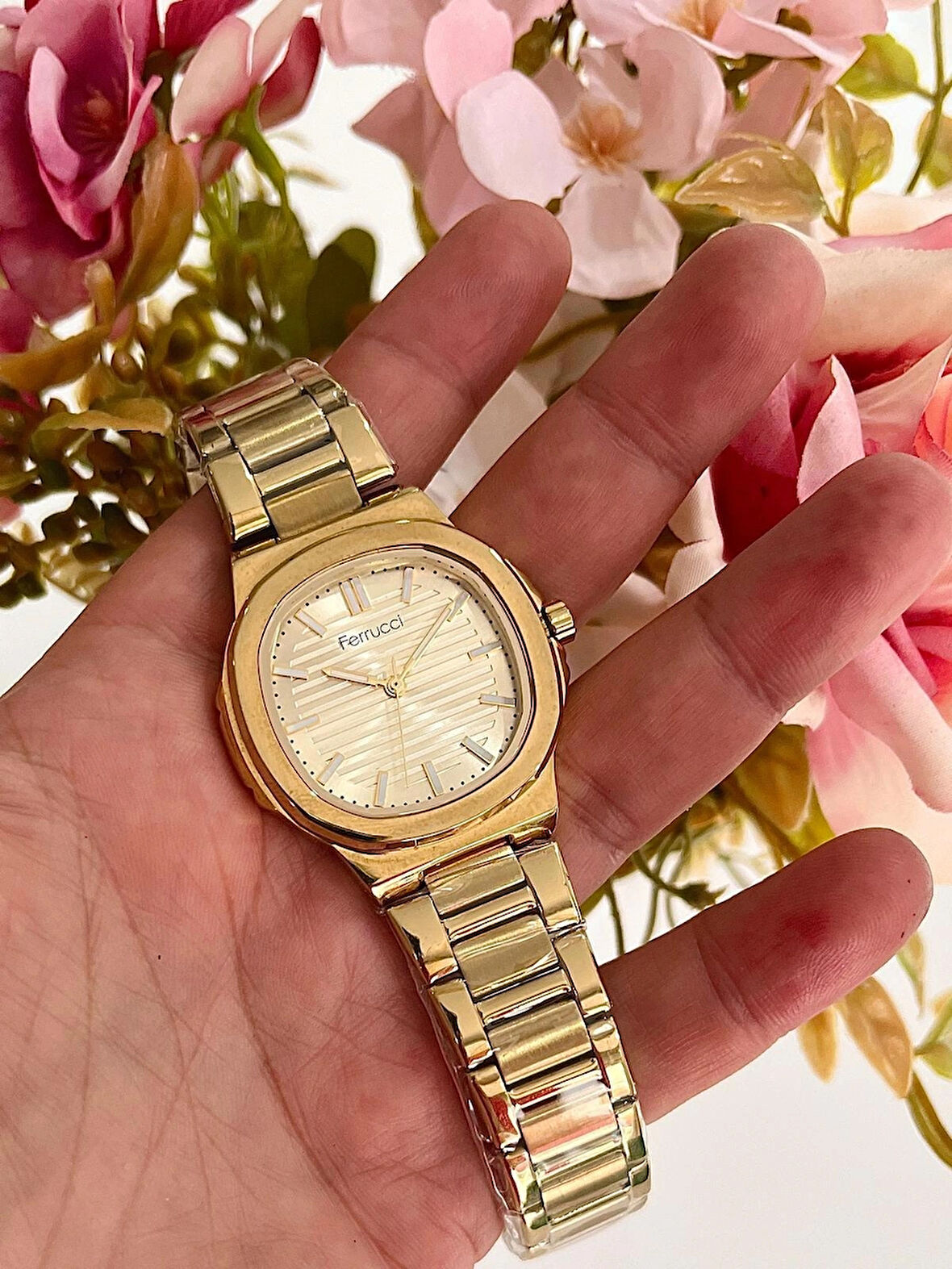 Köşeli Kasa Tasarım Altın Renk Çelik Kadın Kol Saati