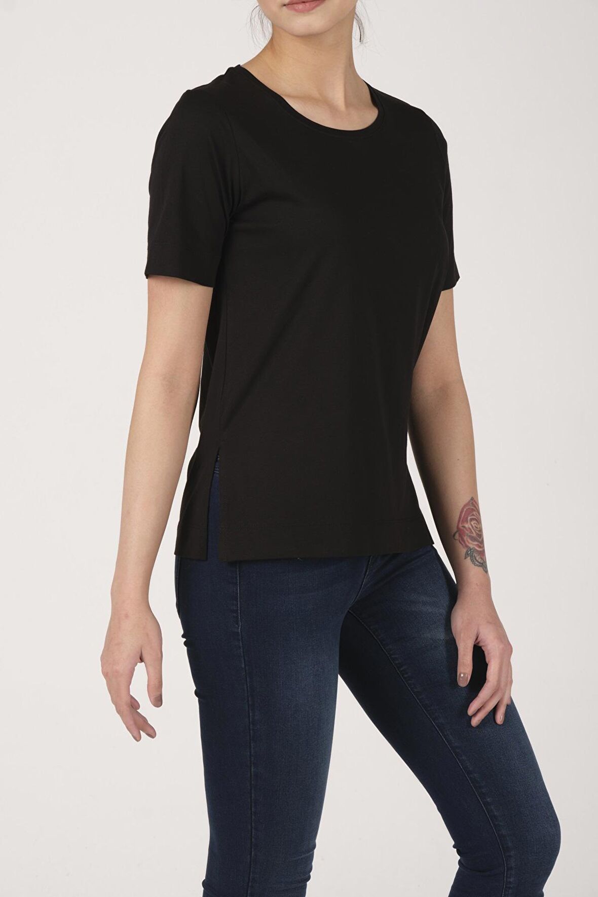 Kadın Pamuklu Modal Yırtmaçlı Comfort Fit Kısa Kollu Tişört - 2405