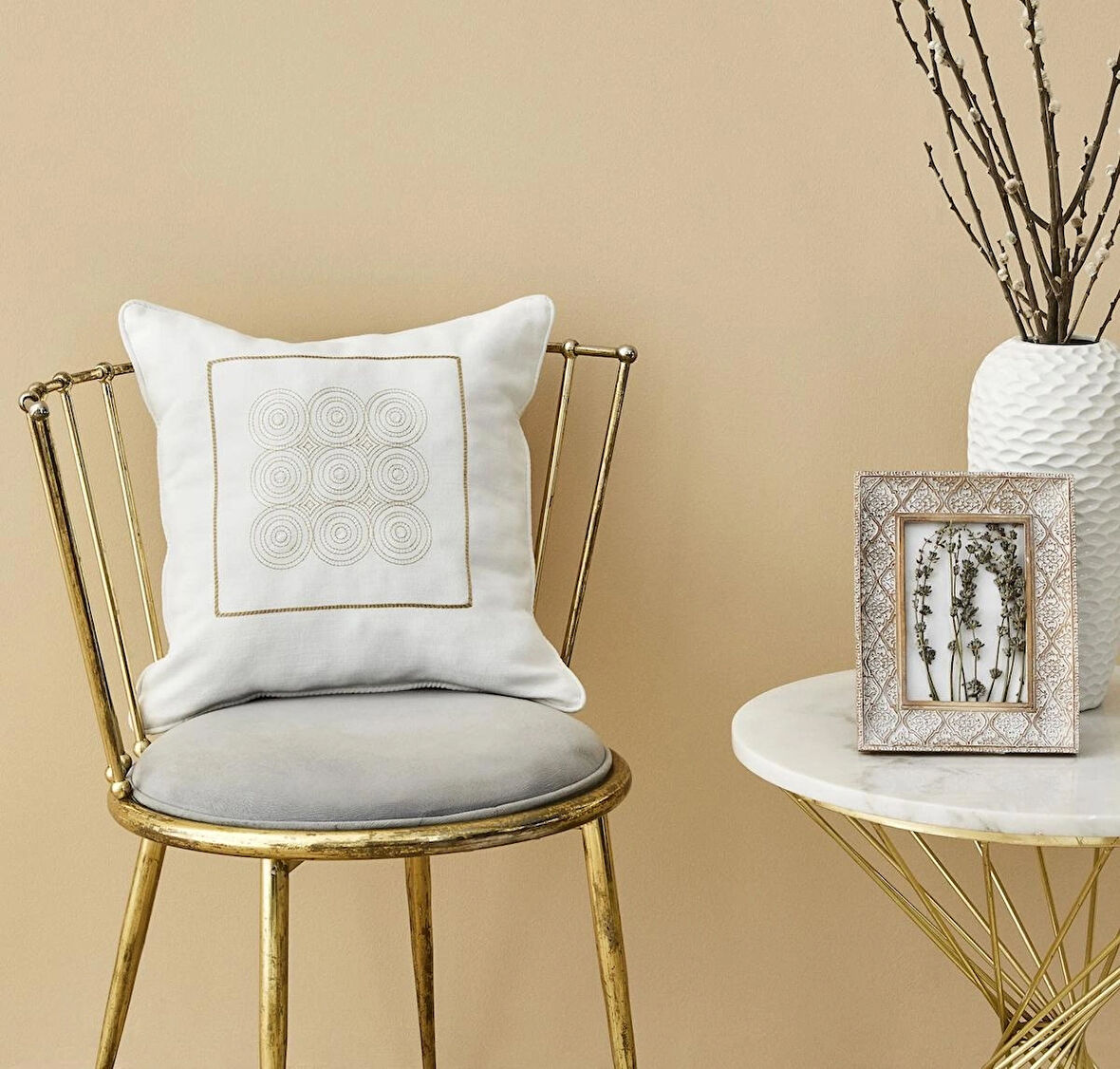 Karaca Home Atlas Zeugma Ekru Nakışlı İç Dolgulu Kırlent 45×45 cm | Zarif Desenli Dekoratif Yastık