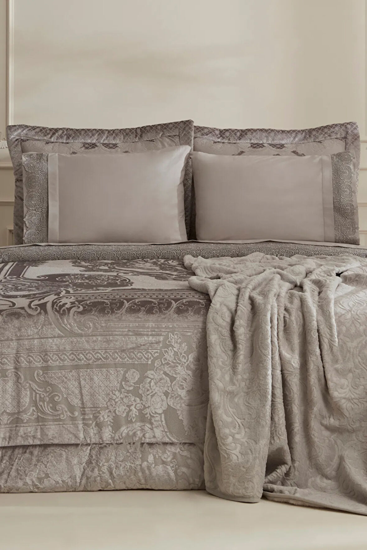 Karaca Home Valeria Quenn 8 Parça Çeyiz Seti Silver 