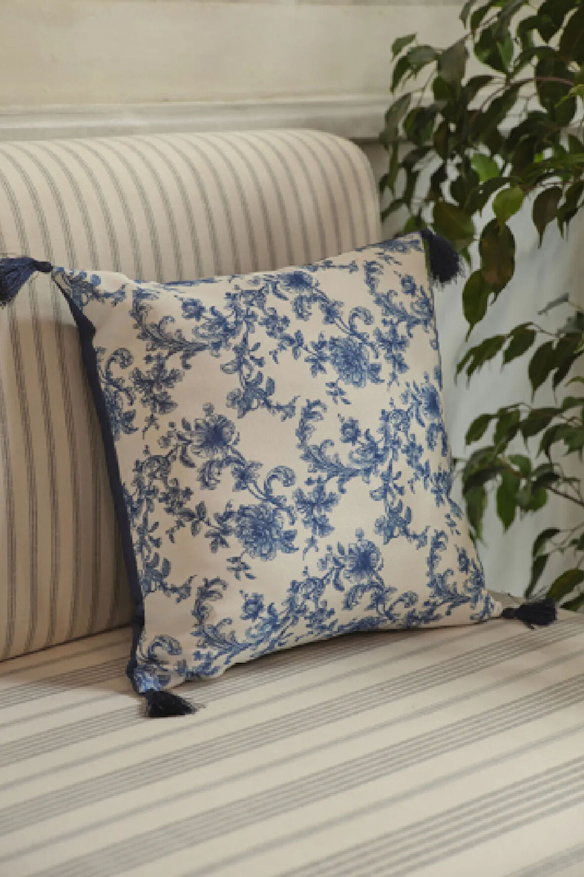Karaca Home Rosario Püsküllü Dolgulu Kırlent 45X45 cm Mavi Beyaz