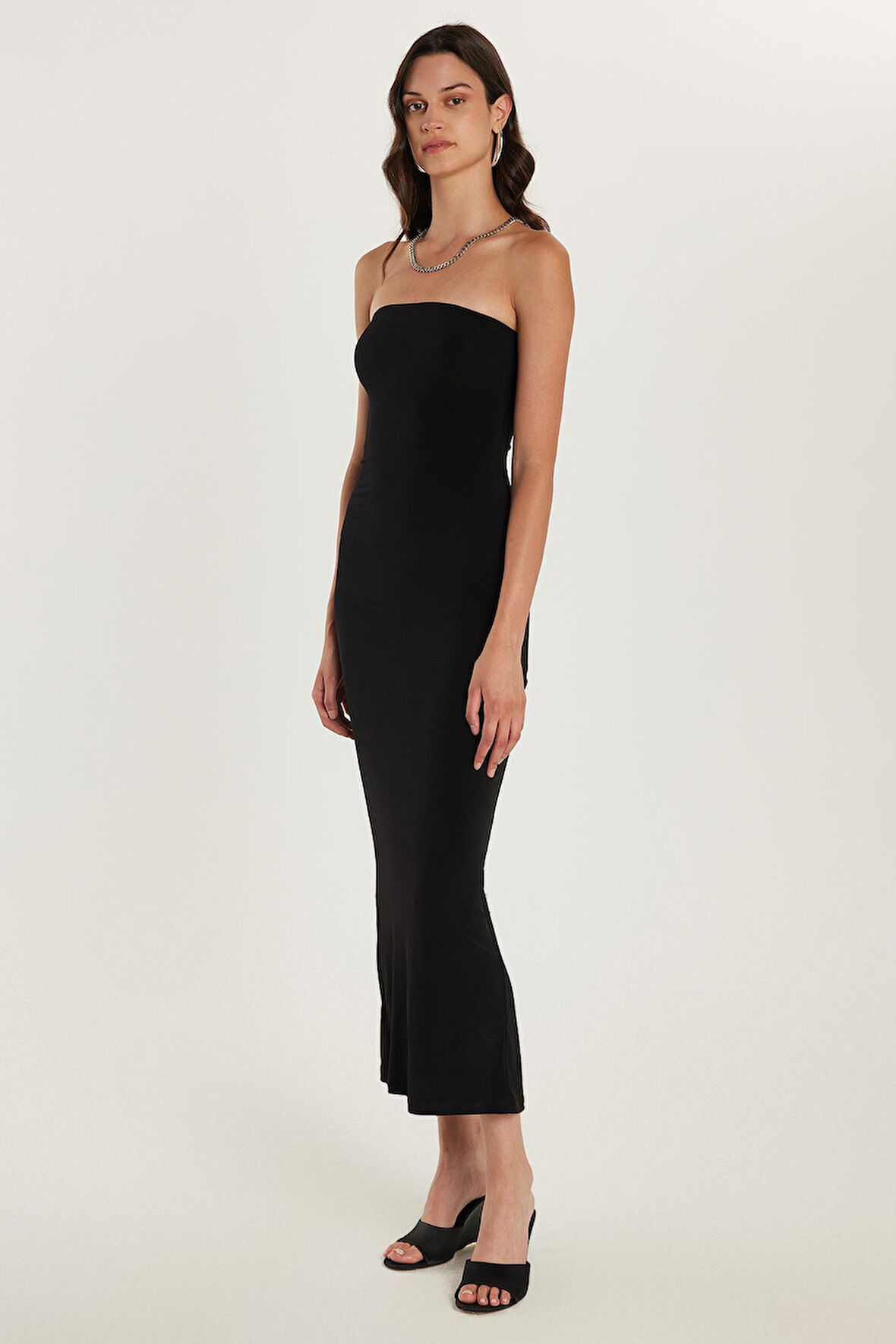 Kadın Slim Fit Dar Kesim Straplez Arka Yırtmaç Detaylı Siyah Midi Elbise