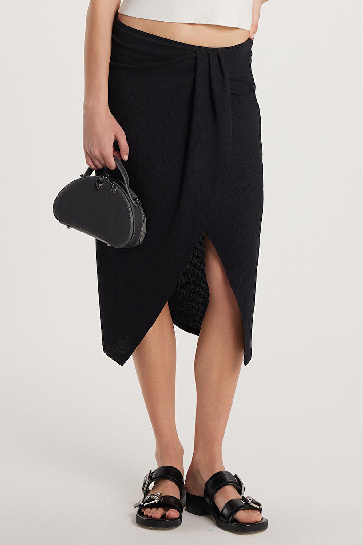 Kadın Regular Fit Klasik Kesim Gofre Önden Yırtmaçlı Siyah Midi Etek