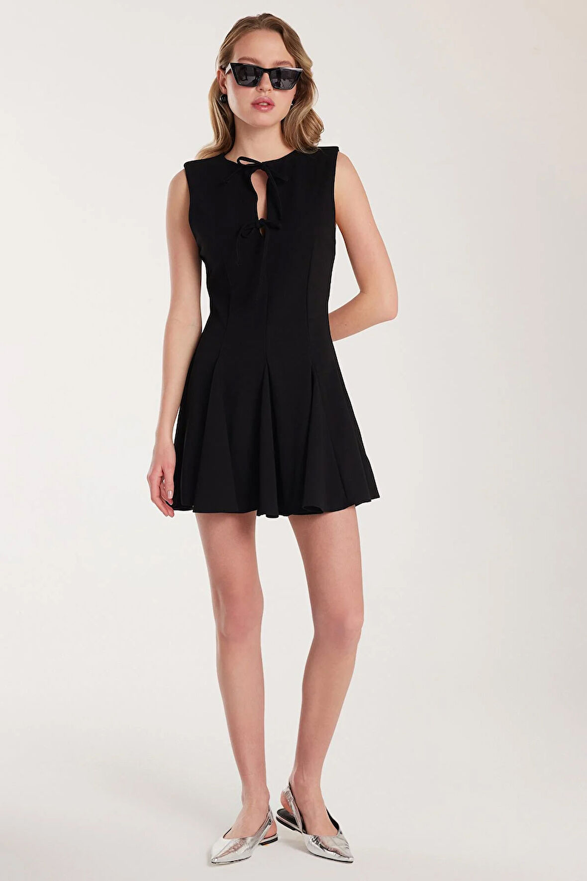 Kadın Regular Fit Klasik Kesim Boyun Bağlama Detaylı Mini Siyah Elbise