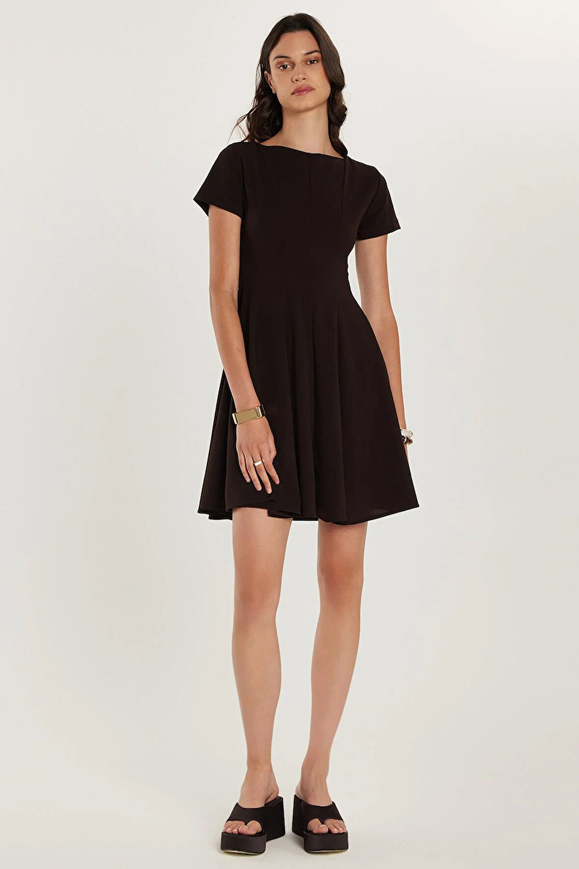 Kadın Regular Fit Klasik Kesim Bisiklet Yaka Pileli Mini Kahverengi Elbise