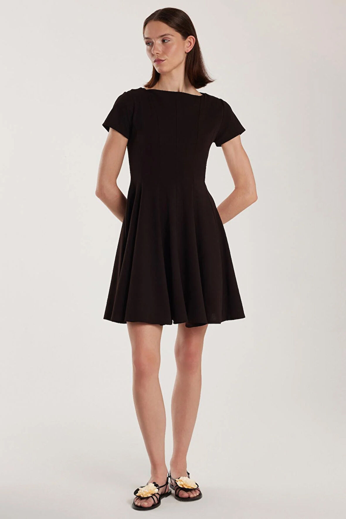 Kadın Regular Fit Klasik Kesim Bisiklet Yaka Pileli Mini Siyah Elbise