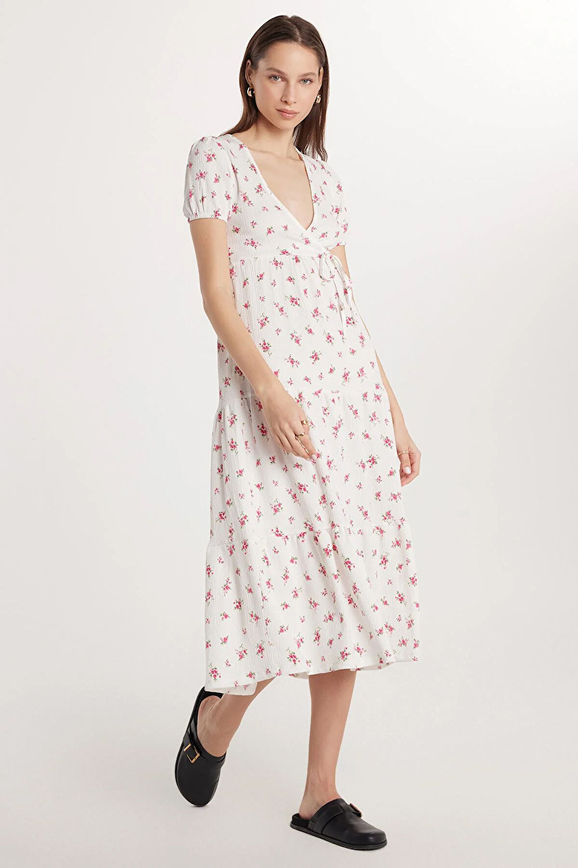 Kadın Slim Fit Dar Kesim Kısa Kollu Baskılı Gofre V Yaka Beyaz Elbise