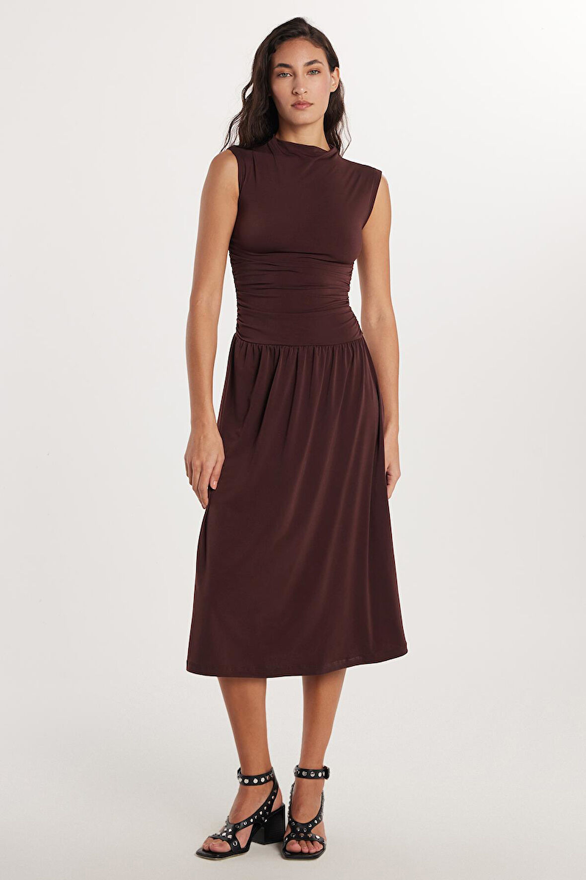 Kadın Slim Fit Dar Kesim Kahverengi Kolsuz Bisiklet Yaka Midi Boy Elbise