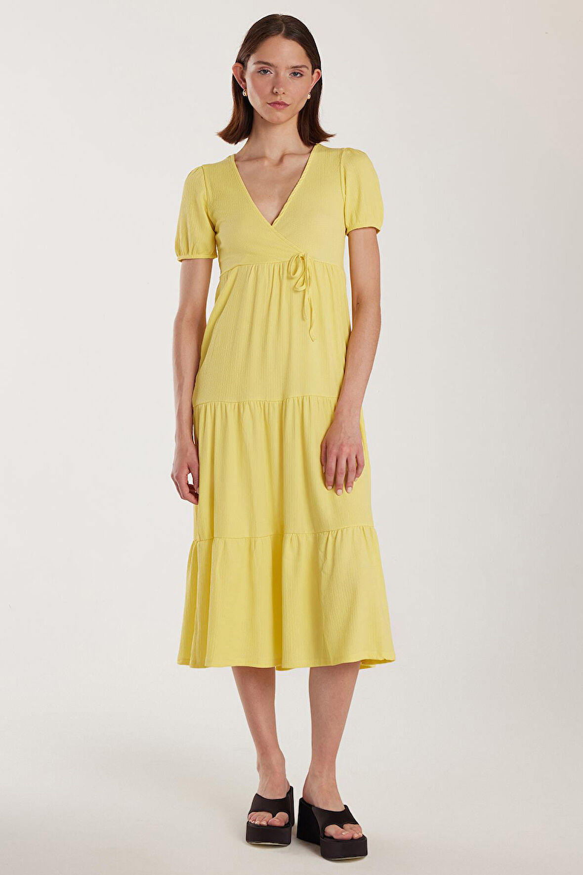 Kadın Standart Fit Normal Kesim V Yaka Gofre Midi Sarı Elbise