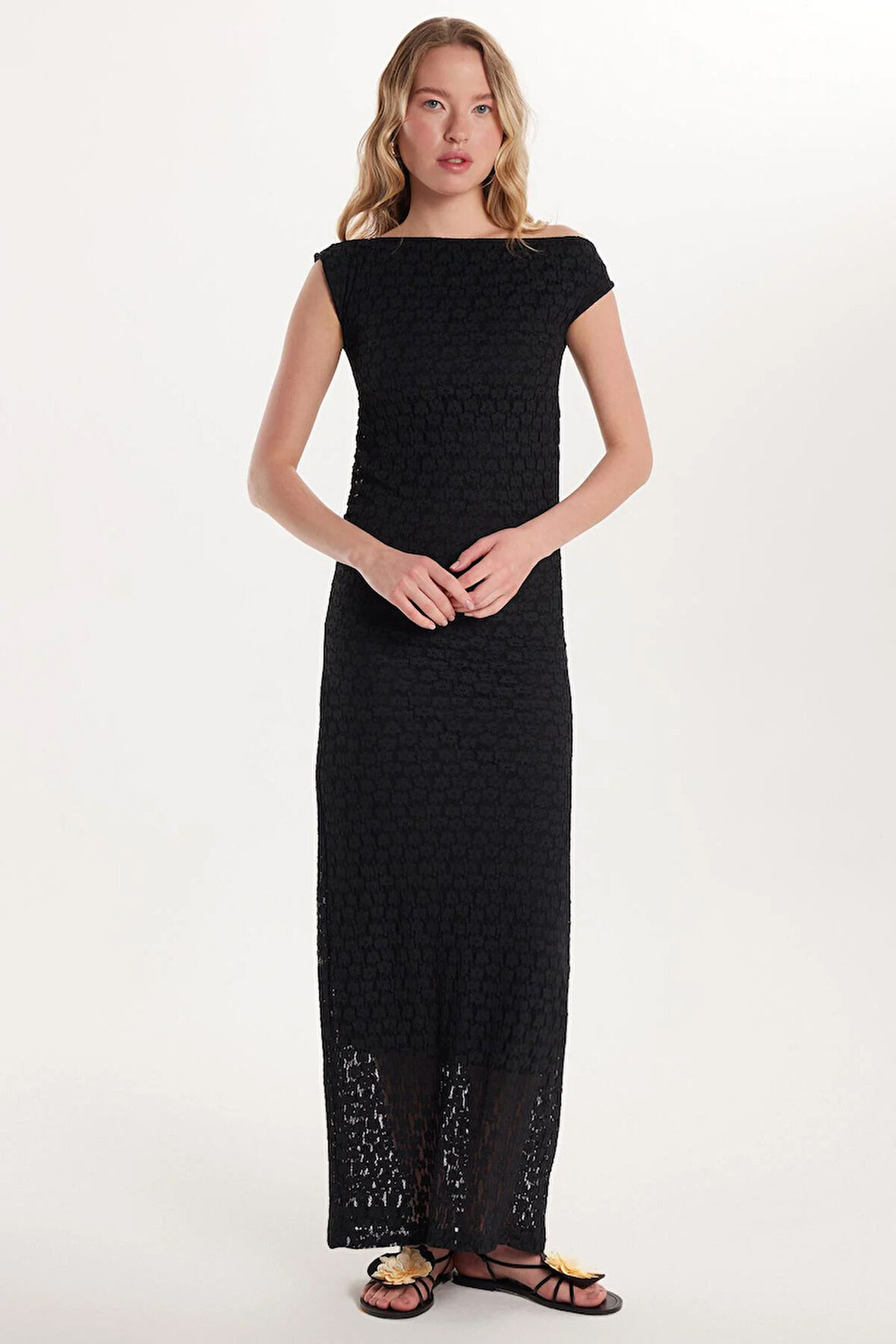 Kadın Standart Fit Omzu Açık Kayık Yaka Dantel Desenli Siyah Elbise