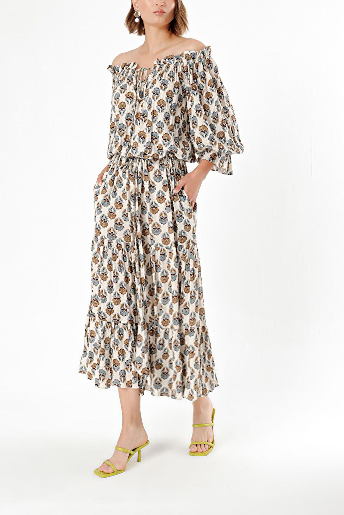 Ekru Düşük omuzlu fırfırlı elbise 93465 | 40