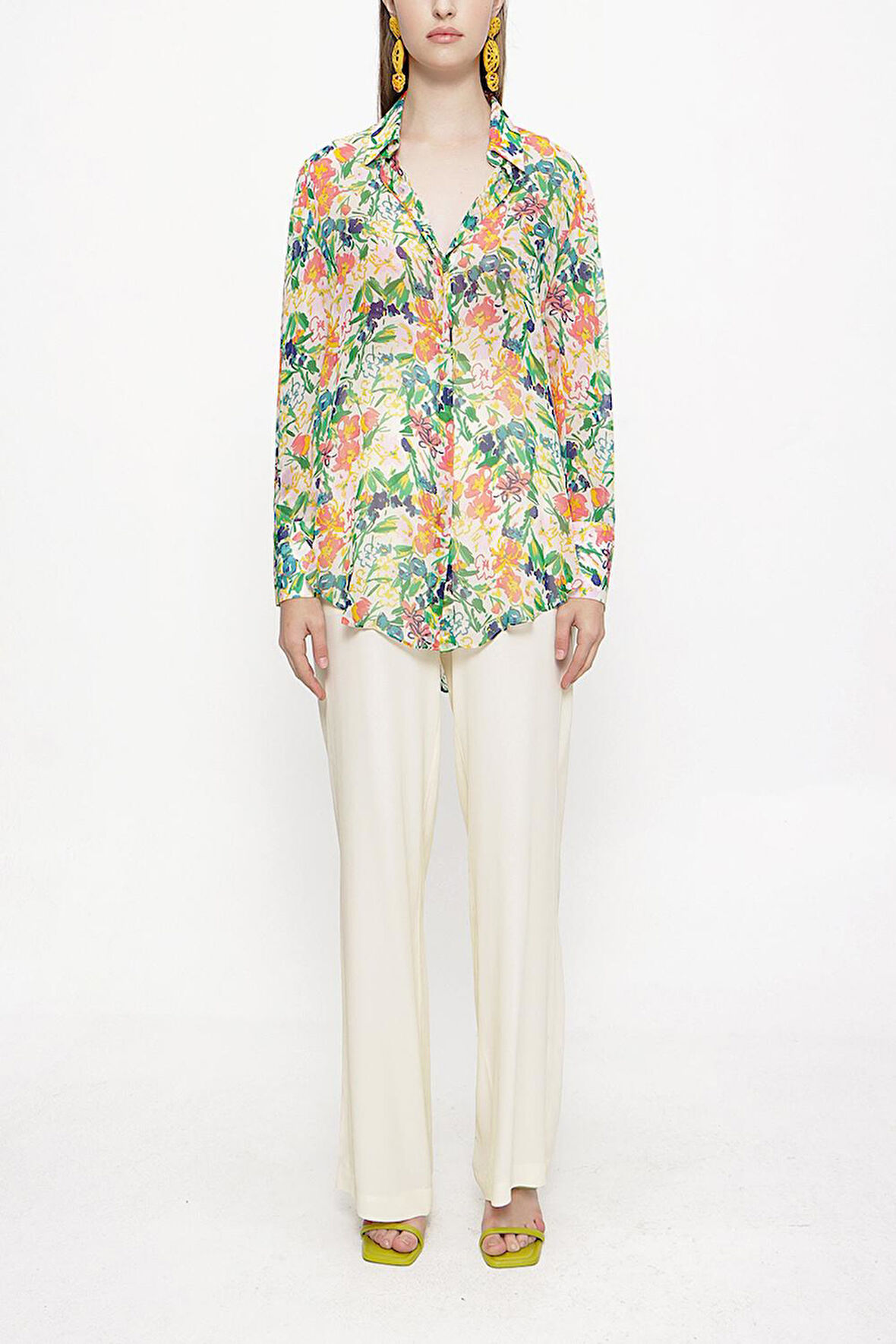 Beyaz Zemin Renkli Güllü Bol kesim gömlek 10761 | S