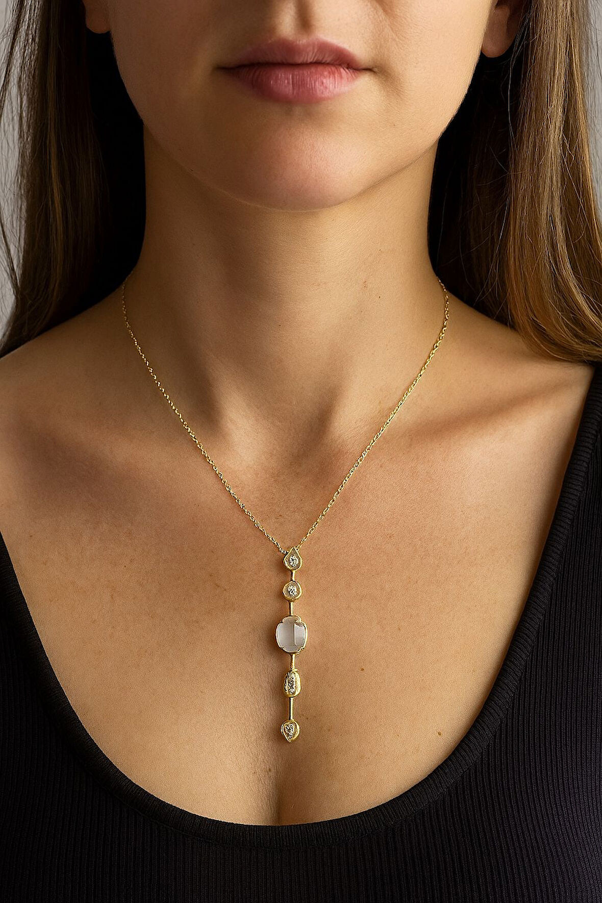 Zarif Taşlı Y Kolye - Altın Rengi Tasarım