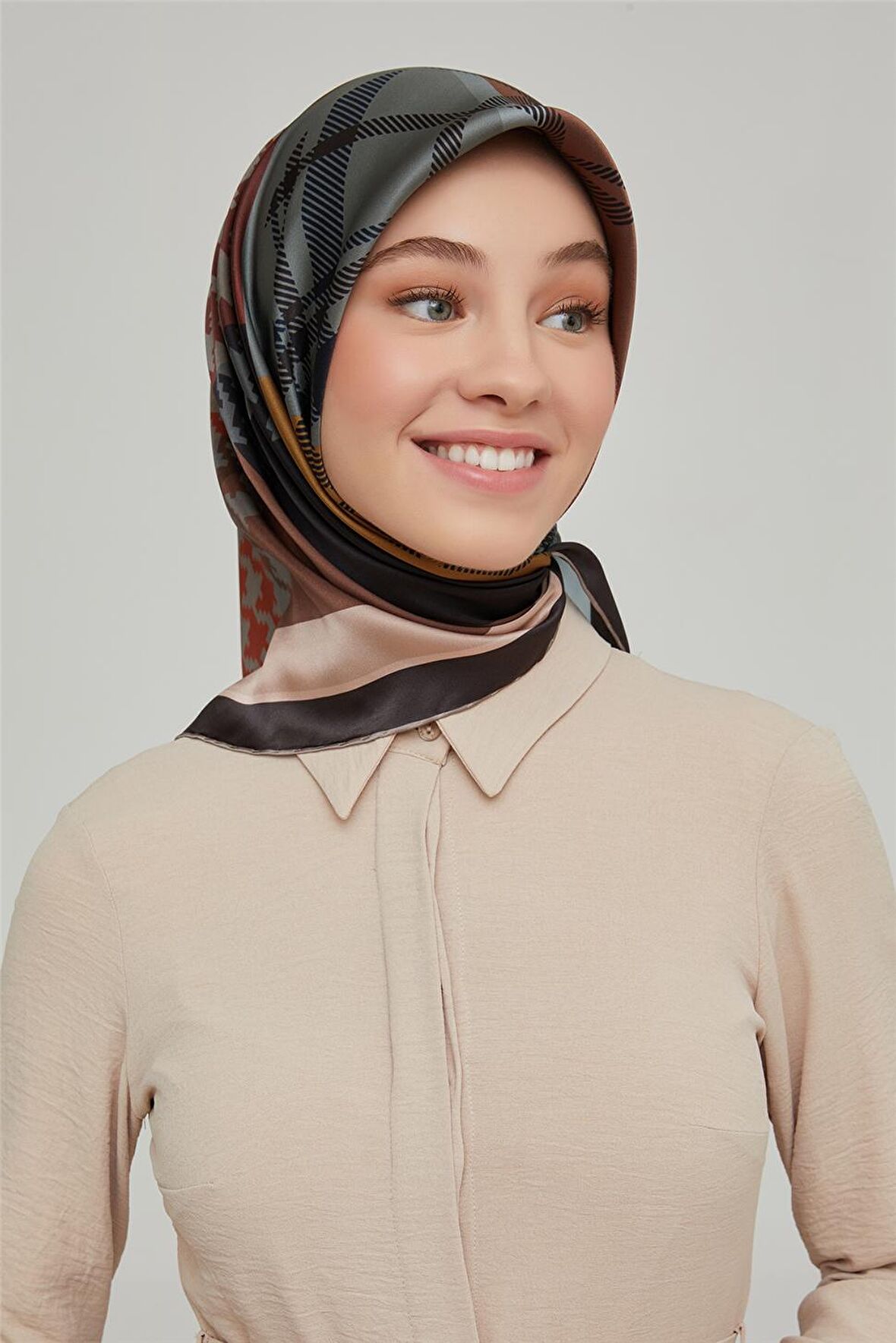 Armine Sura İpek Eşarp 21Ka8620 09