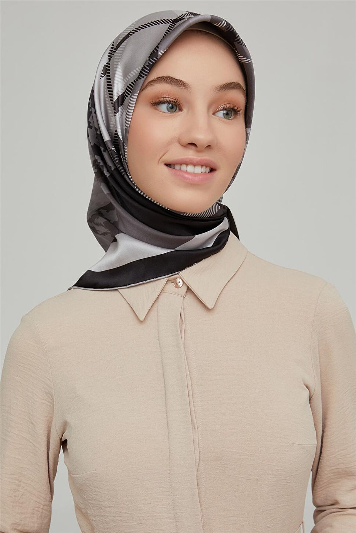 Armine Sura İpek Eşarp 21Ka8620 05