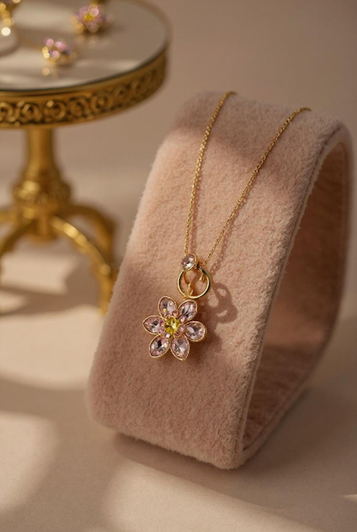 Altın Renk Taşlı Çiçek Figürlü Çelik Kolye