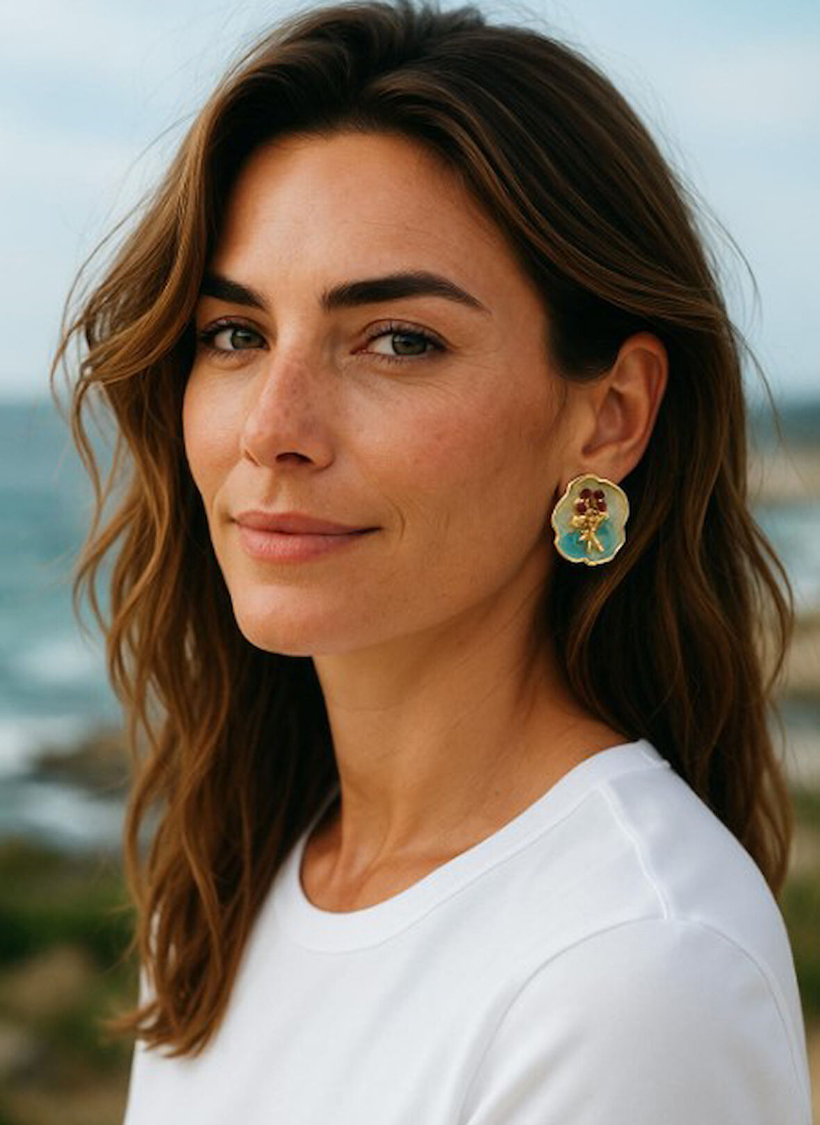 Altın Rengi Çiçek Motifli Şık Küpe