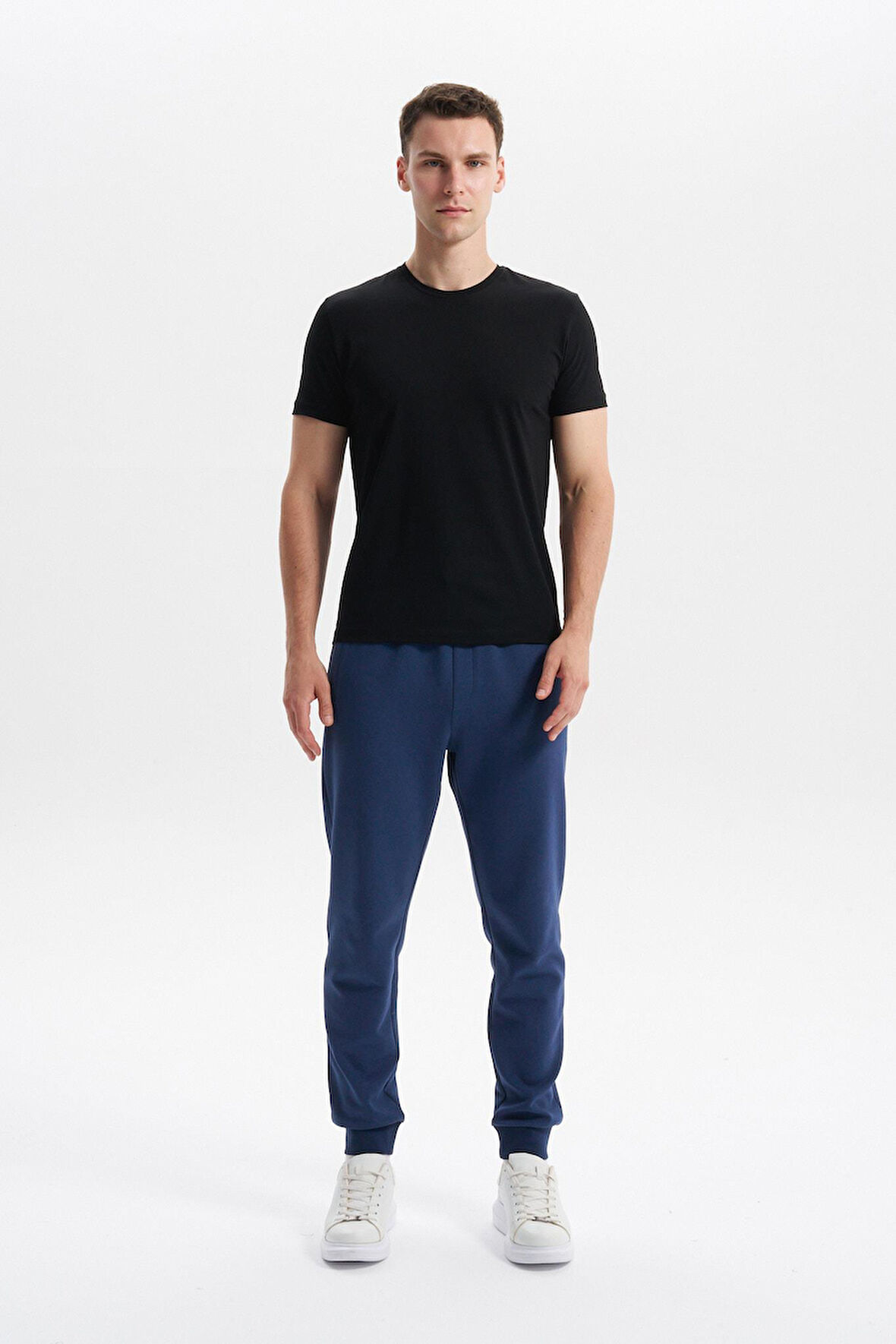 Arma Erkek Slim Fit Örme Interlok Basic Dar Paça Eşofman Altı Arka ve Yan Fleto Fermuar Cepli Paçalar Ribanalı %80 Pamuk %14 Polyester %6 Elastane K30174998902 