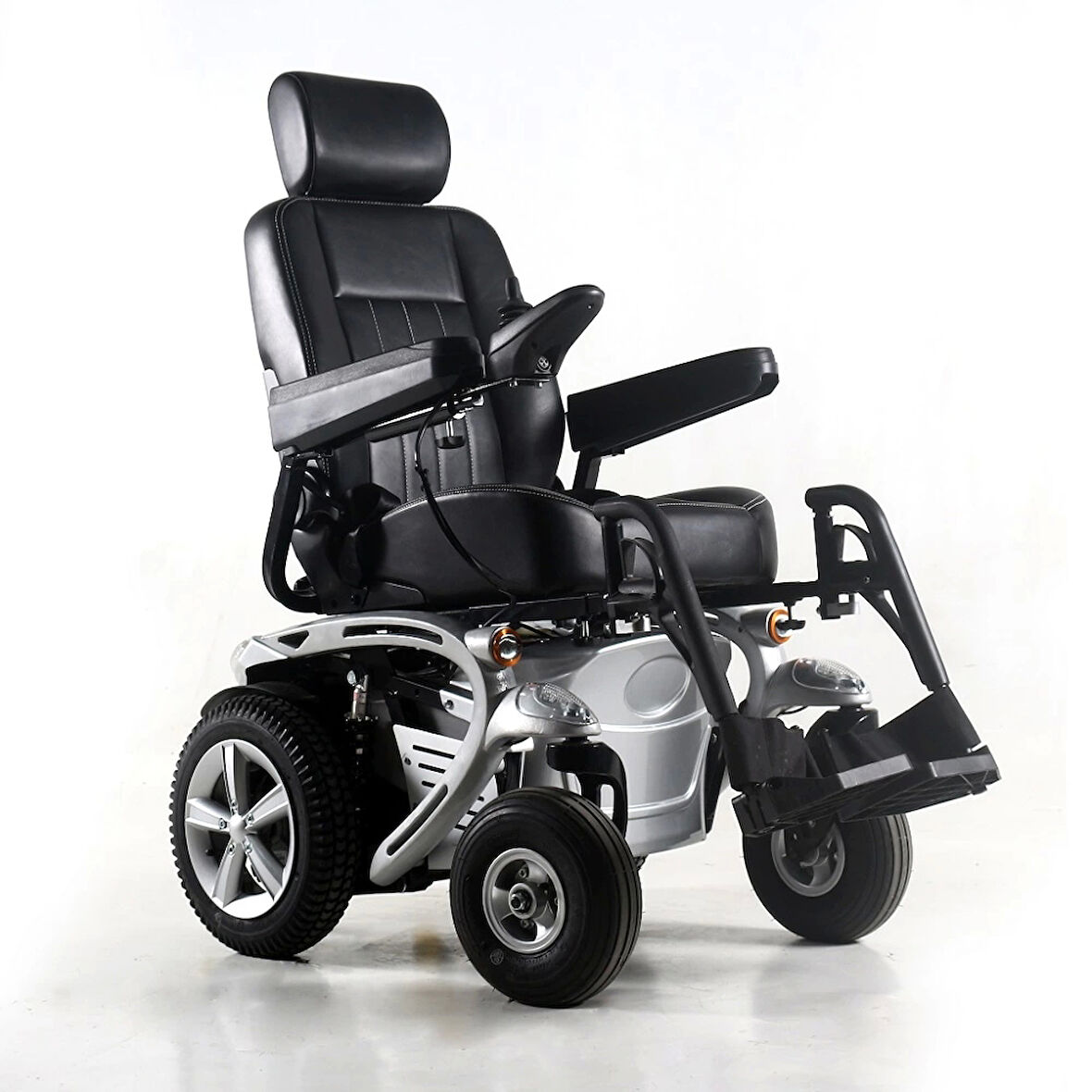Poylin Arazi Tip Akülü Tekerlekli Sandalye | 600W Motorlu, 15 cm Engel Atlama, Kaptan Koltuklu P278