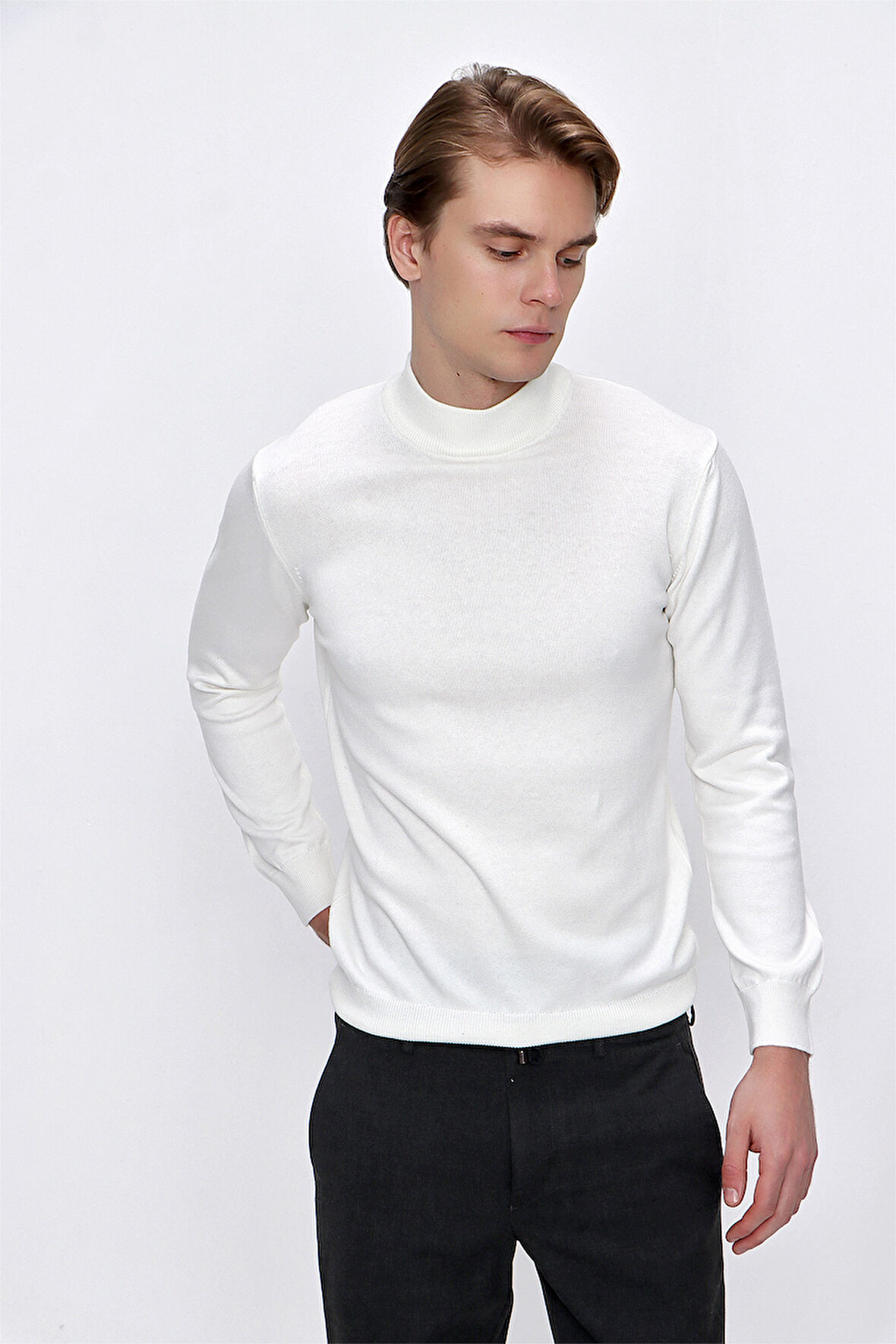 Basic Dinamik Fit Rahat Kesim Yarım Balıkçı Yaka Triko Kazak