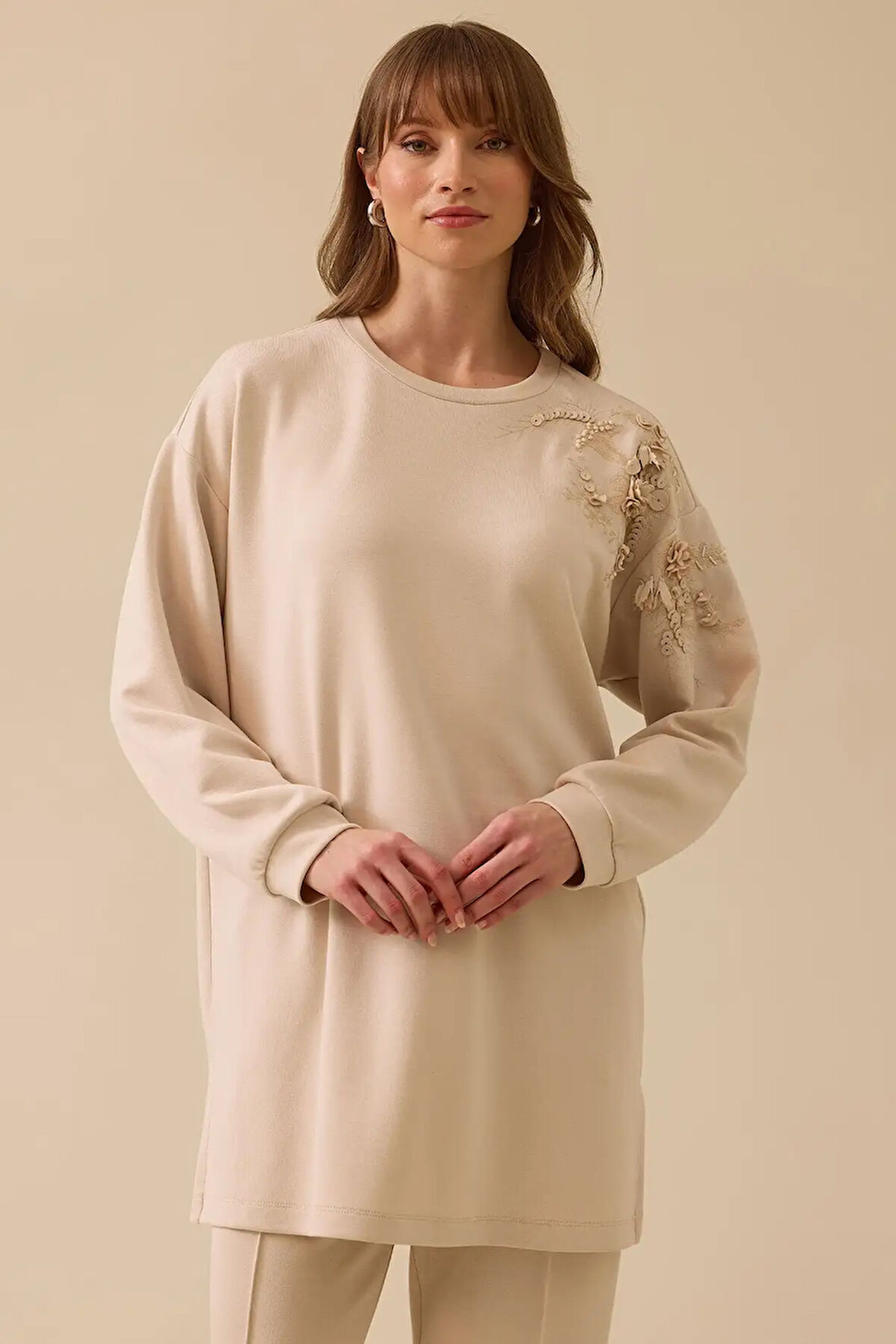 Kadın İşlemeli Omuz Detaylı Uzun Sweatshirt - Bej  | M