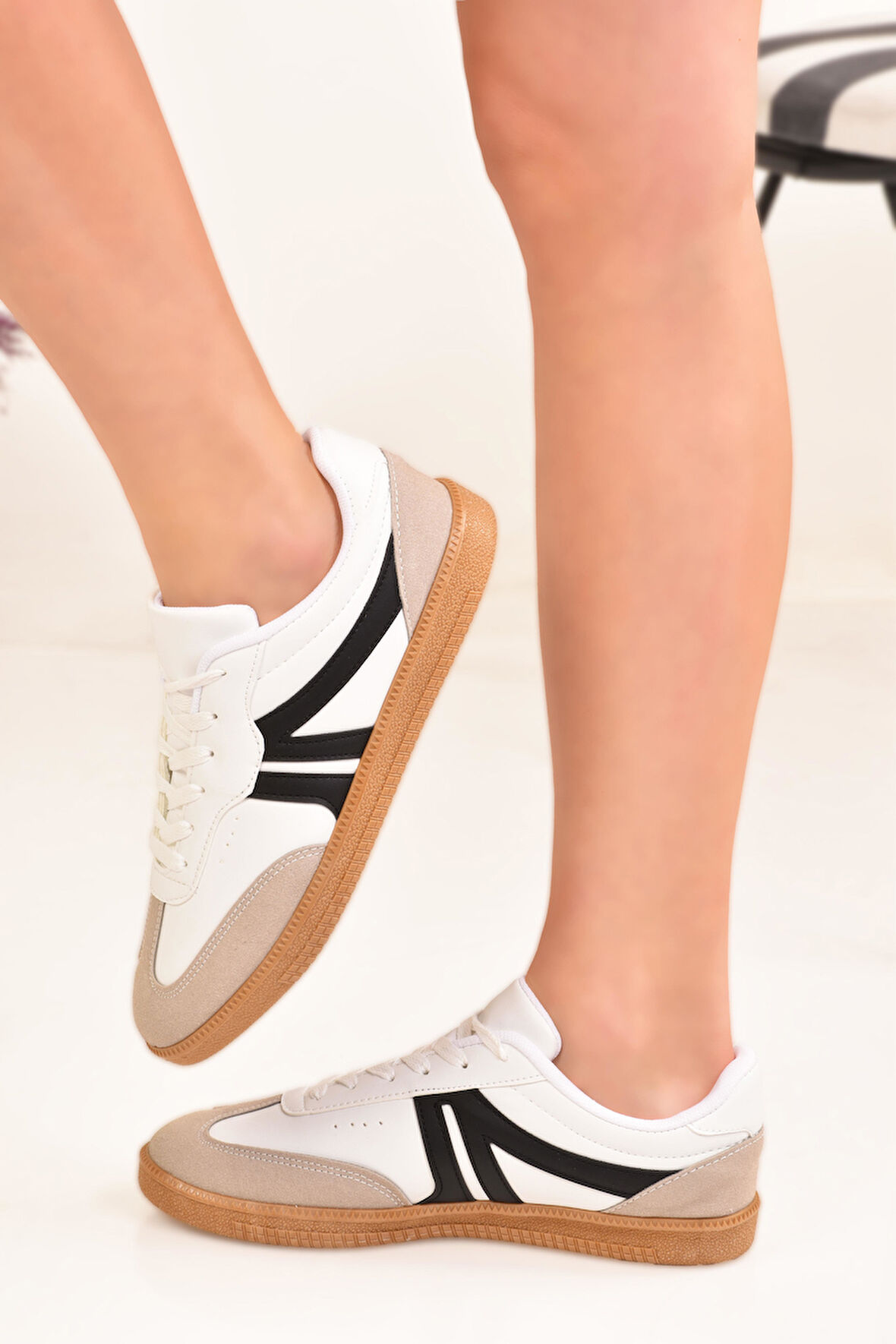 Süet Detay Kaydırmaz Tabanlı Günlük Stil Kadın Spor Ayakkabı