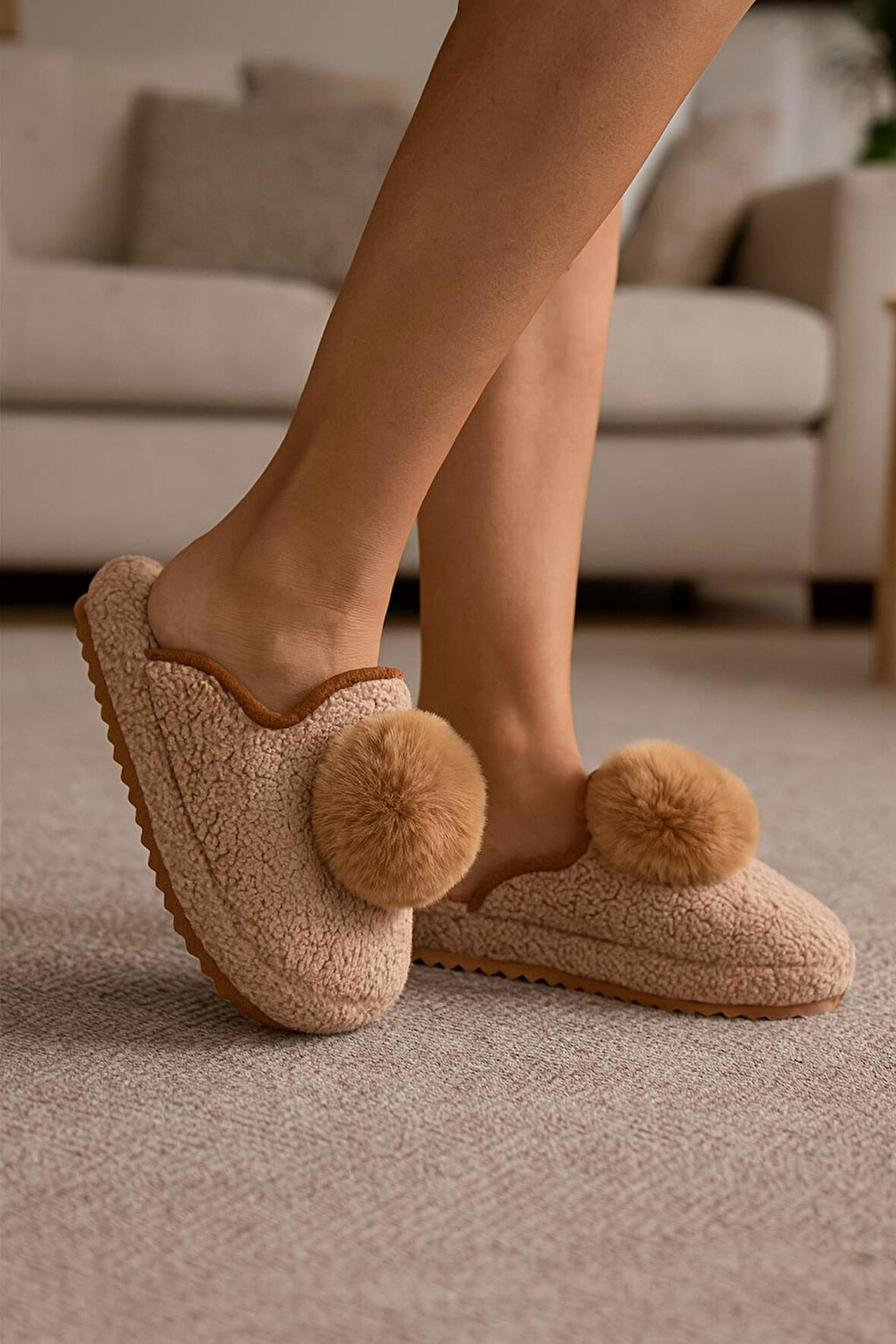 Kadın Ponponlu Ev Terliği Ses Yapmaz Kalın Taban Kışlık Terlik