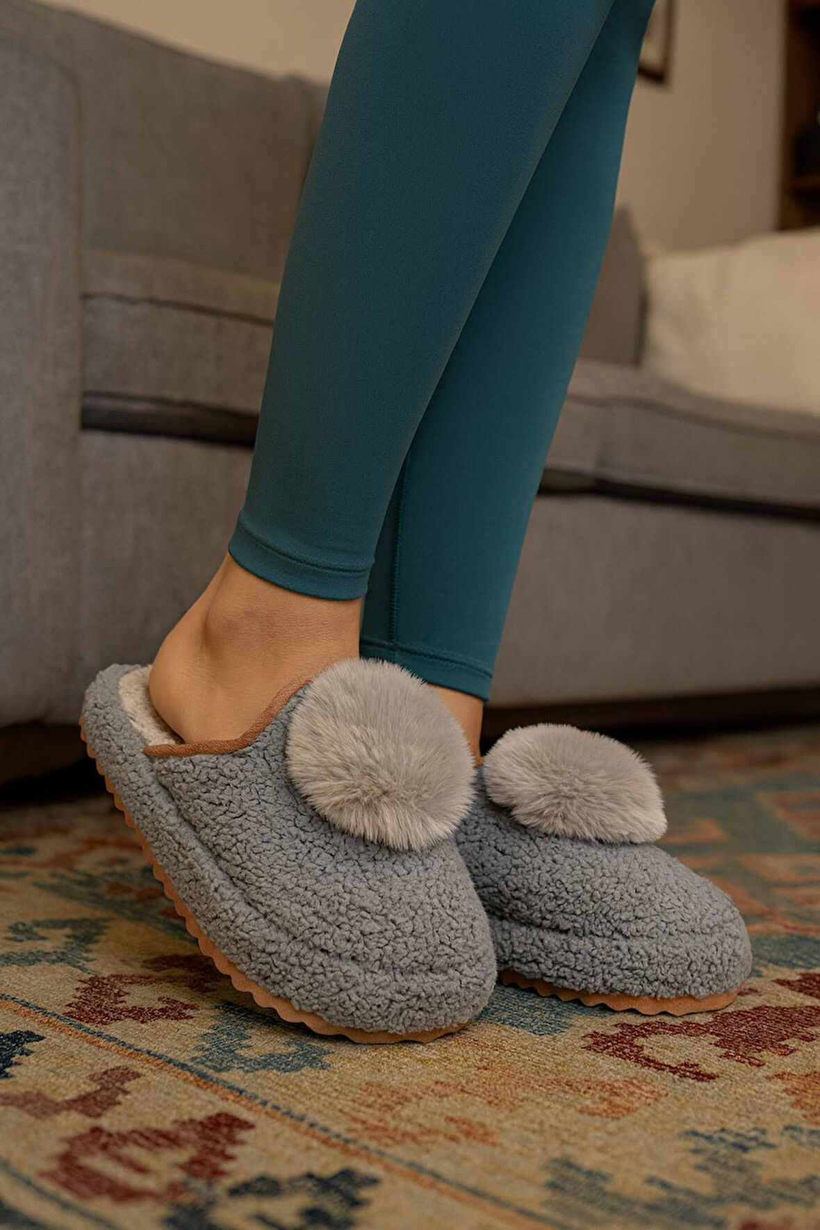 Kadın Ponponlu Ev Terliği Ses Yapmaz Kalın Taban Kışlık Terlik