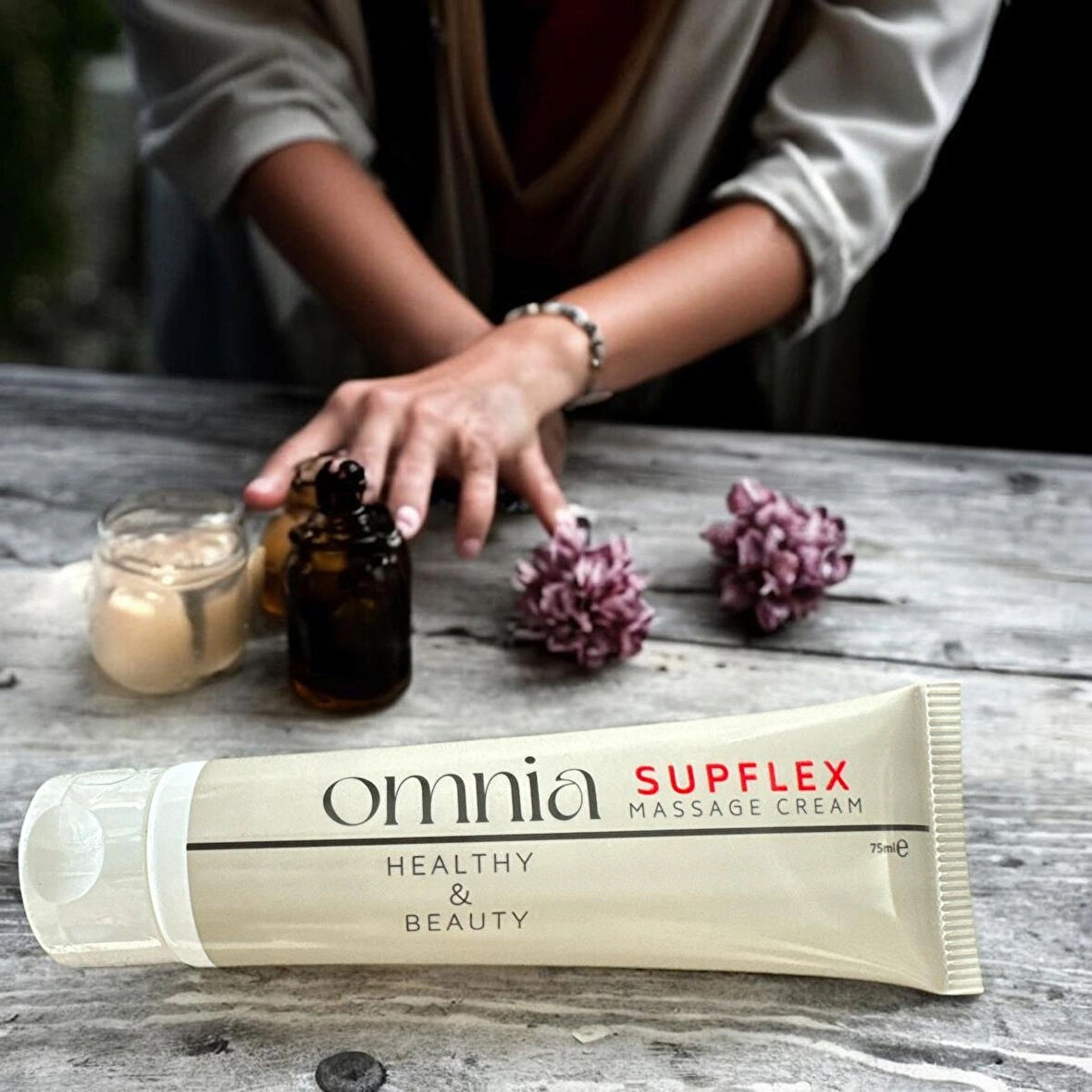 Omnia Supflex - Akgünlük Ekstresi, Hyaluronik Asit ve Aromatik Yağlar Içeren Mentol Ferahlığında Masaj Kremi 