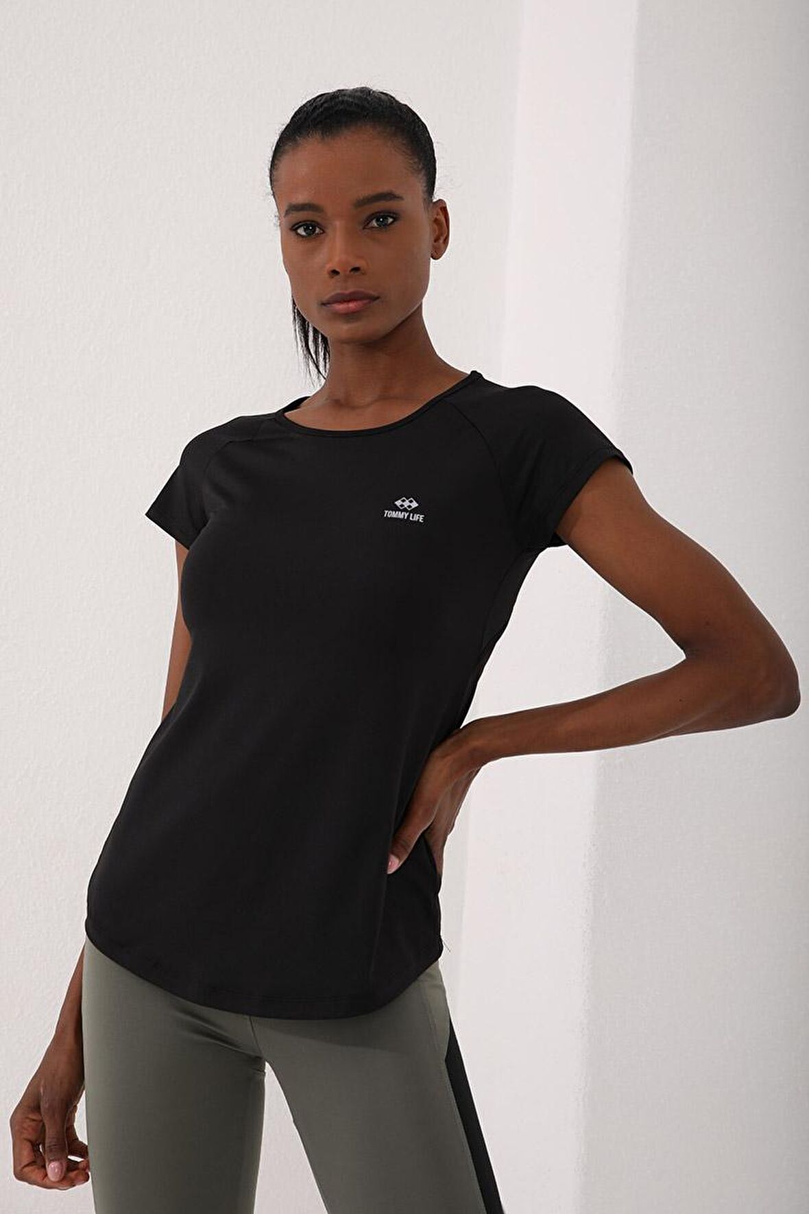 Siyah Sırt Pencereli Kısa Kol Standart Kalıp O Yaka Kadın T-Shirt - 97101 | S