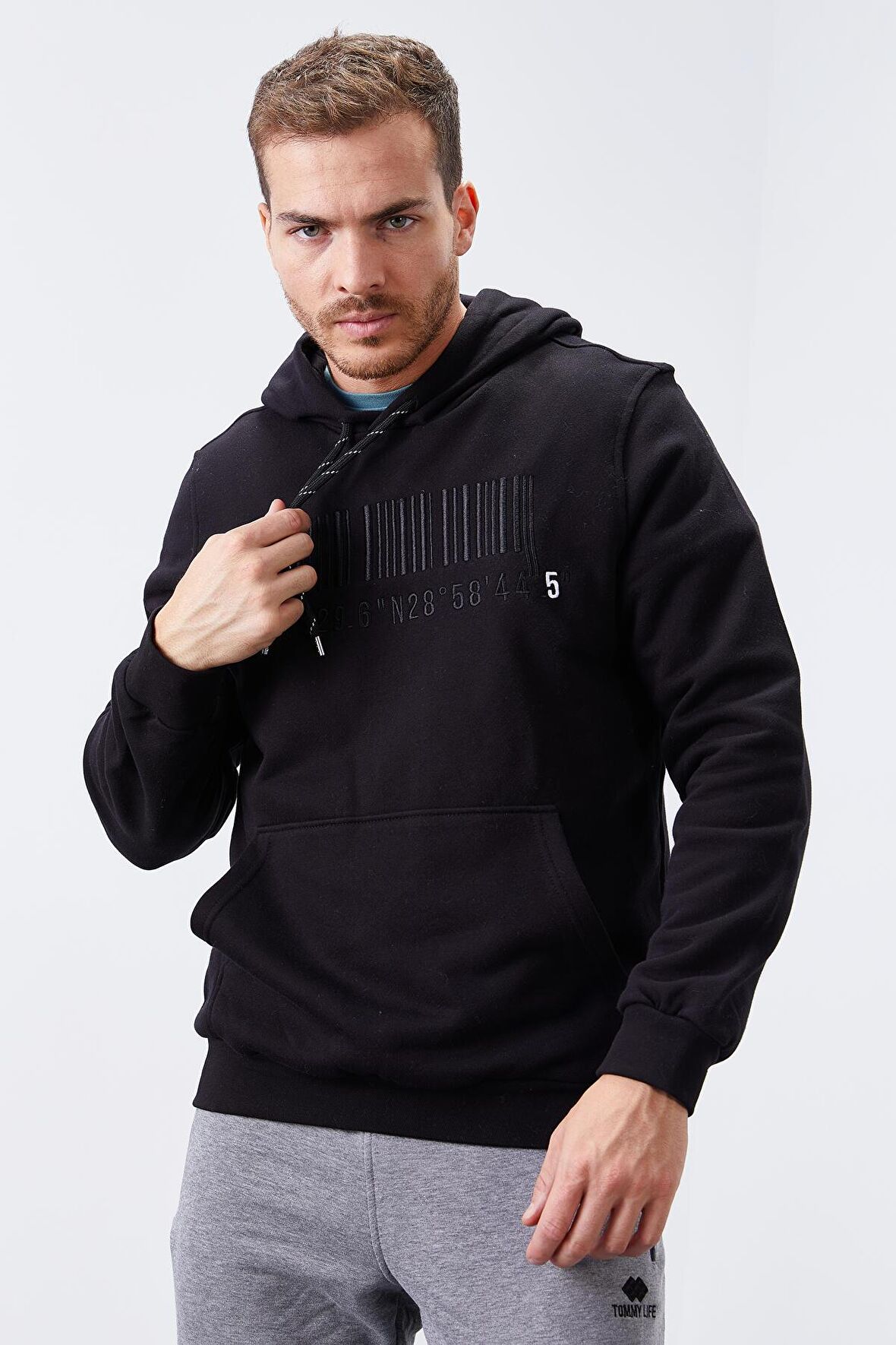 Siyah Nakışlı Kanguru Cep Standart Kalıp Kapüşonlu Erkek Sweatshirt - 87839 | S